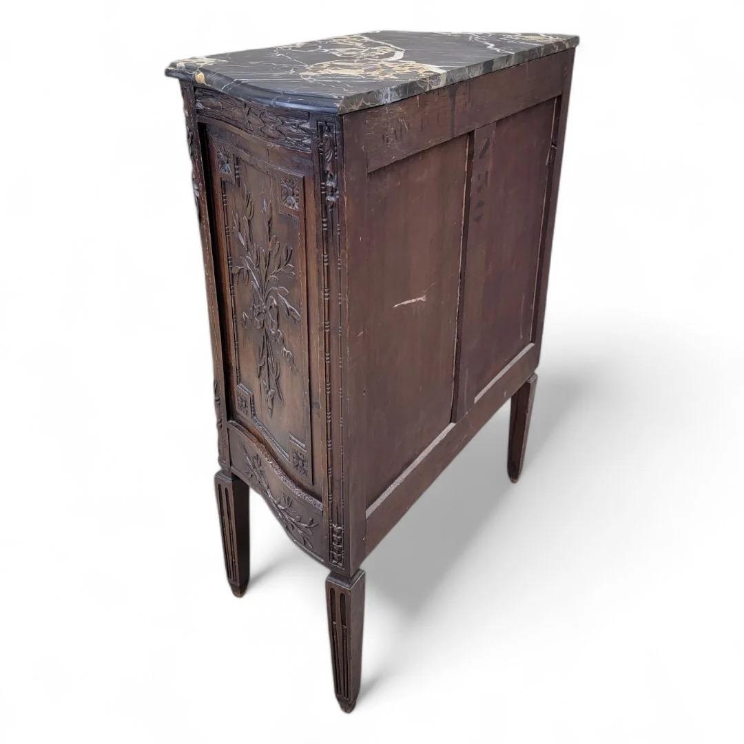 Bois Ancienne commode française sculptée et ornée de tiroirs avec dessus en marbre en vente
