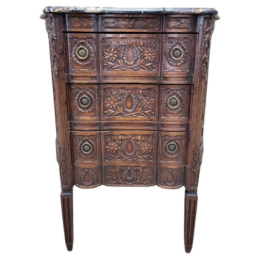 Ancienne commode française sculptée et ornée de tiroirs avec dessus en marbre en vente