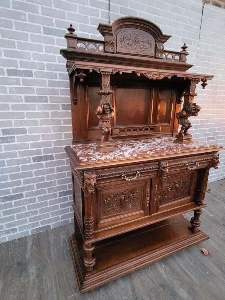 Antiguo Armario Buffet Francés de Nogal Tallado y Ornamentado con Figuras Mármol en venta
