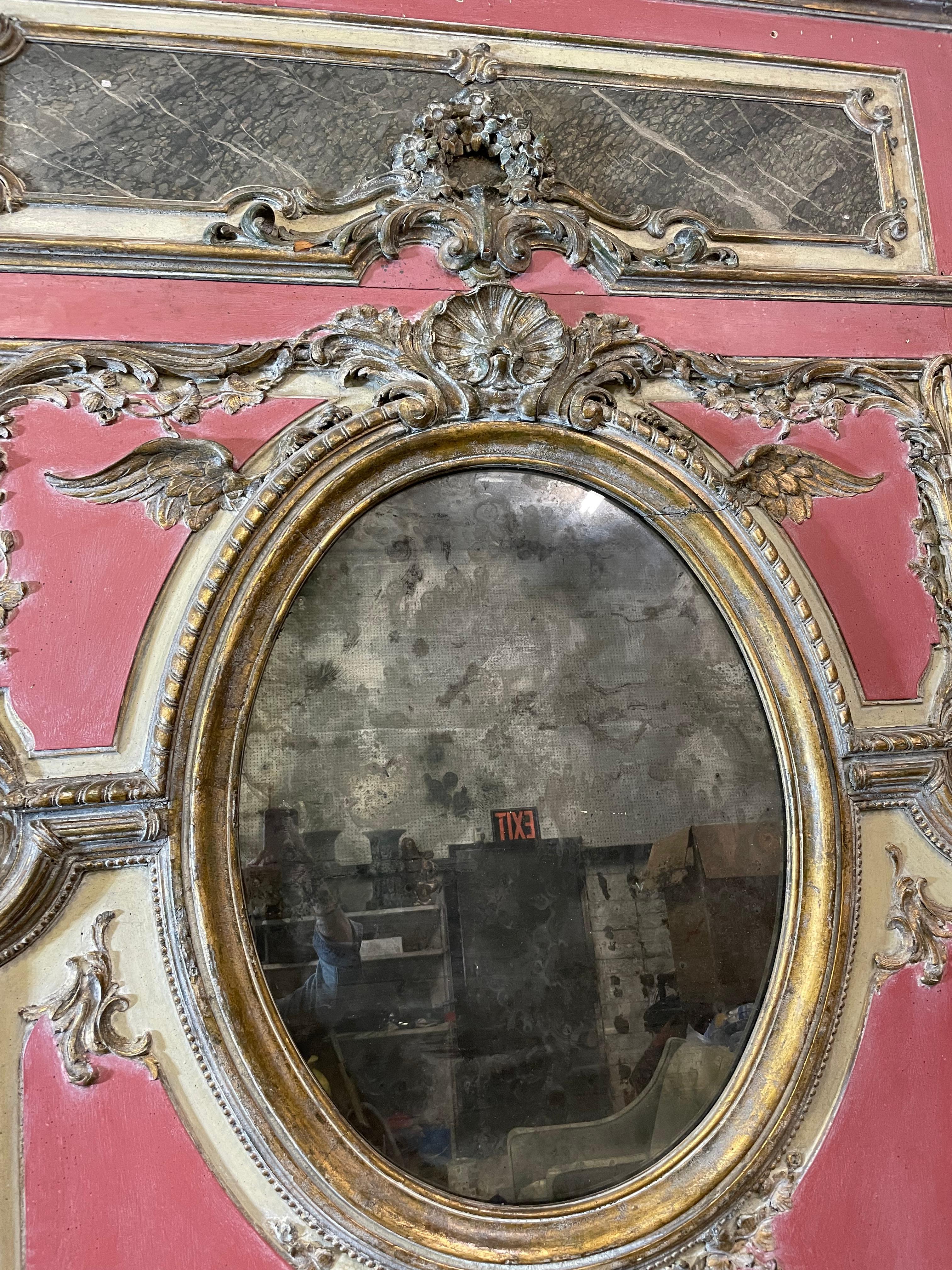 Très inhabituel panneau miroité monumental antique surdimensionné - peint dans une belle nuance de rose sourd
Magnifique coquillage sculpté et motif floral
Ailes, arcs, urne et volutes complexes.
Panneau supérieur en faux marbre
Miroir central