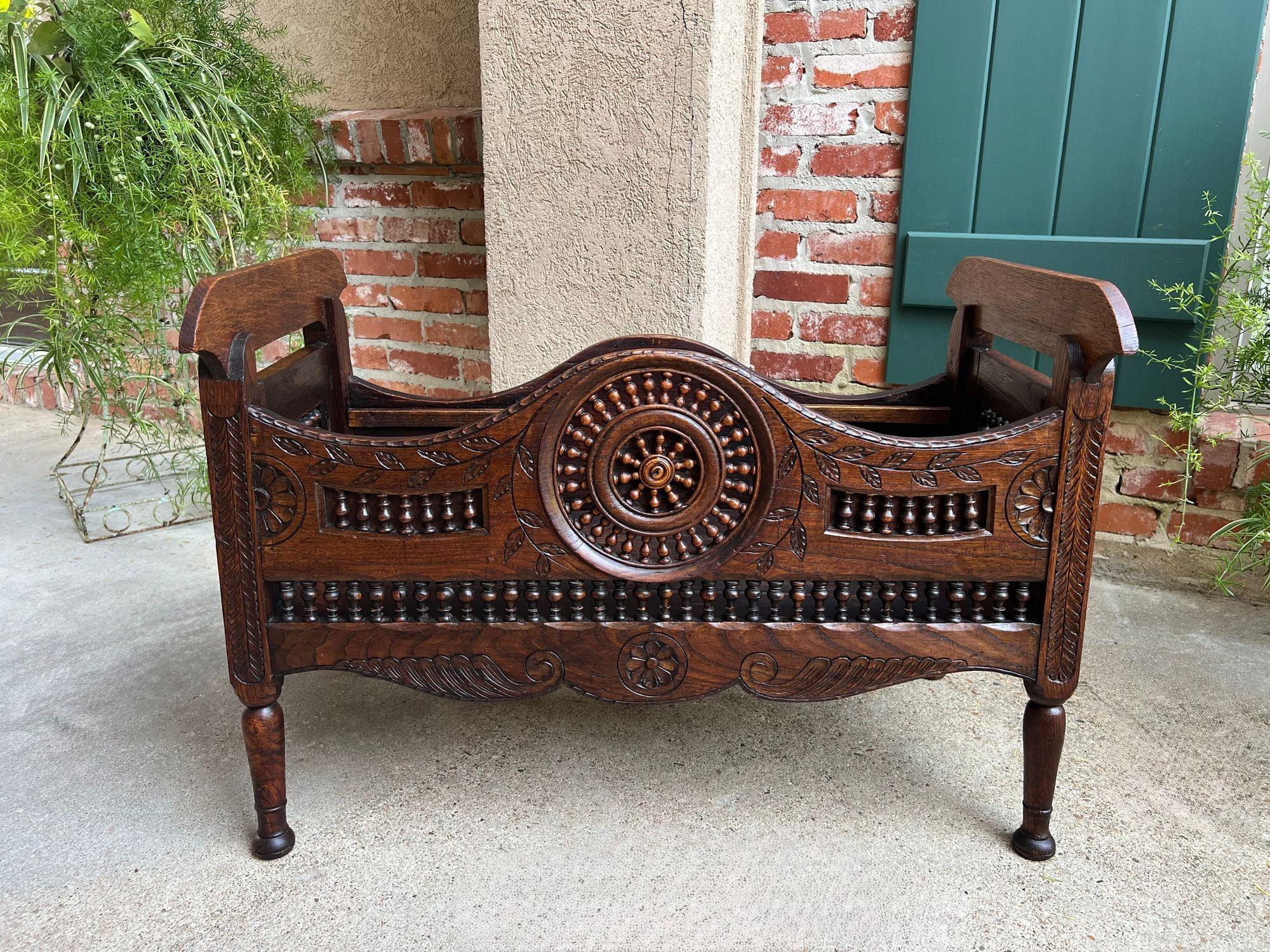 Antique French Carved Planter Breton Brittany Oak Doll Bed Fireside Box c1890 in vendita 5