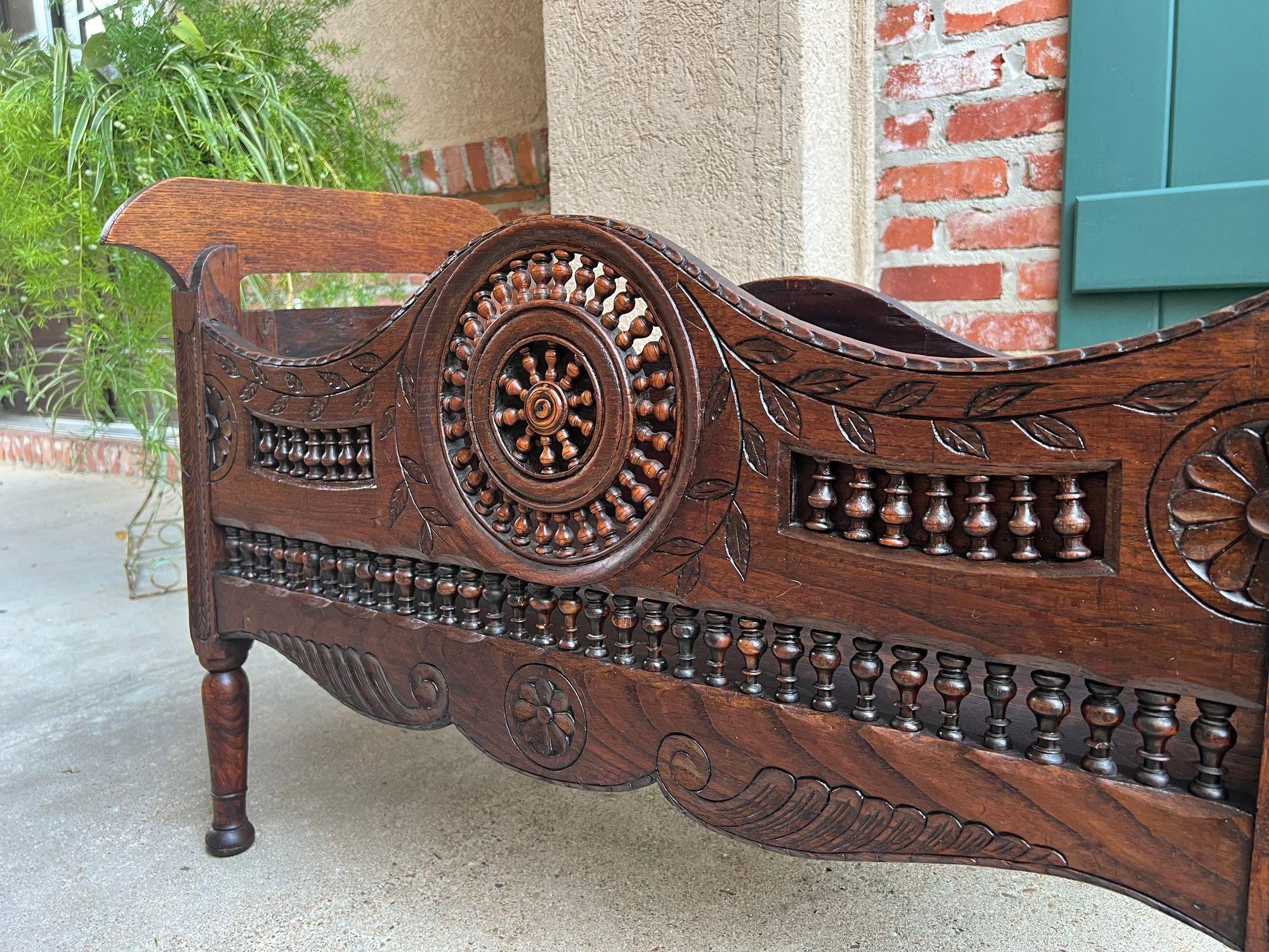 Antique French Carved Planter Breton Brittany Oak Doll Bed Fireside Box c1890 in vendita 7