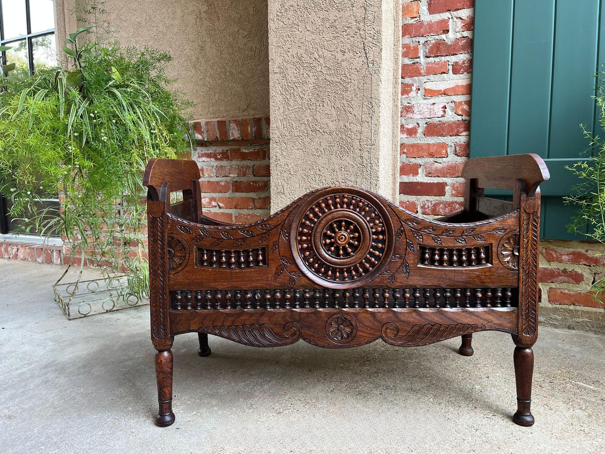Antique French Carved Planter Breton Brittany Oak Doll Bed Fireside Box c1890.

Direttamente dalla regione francese della Bretagna, è uno dei tesori più unici che abbiamo trovato da un po' di tempo a questa parte!!!

In origine potrebbe essere stata
