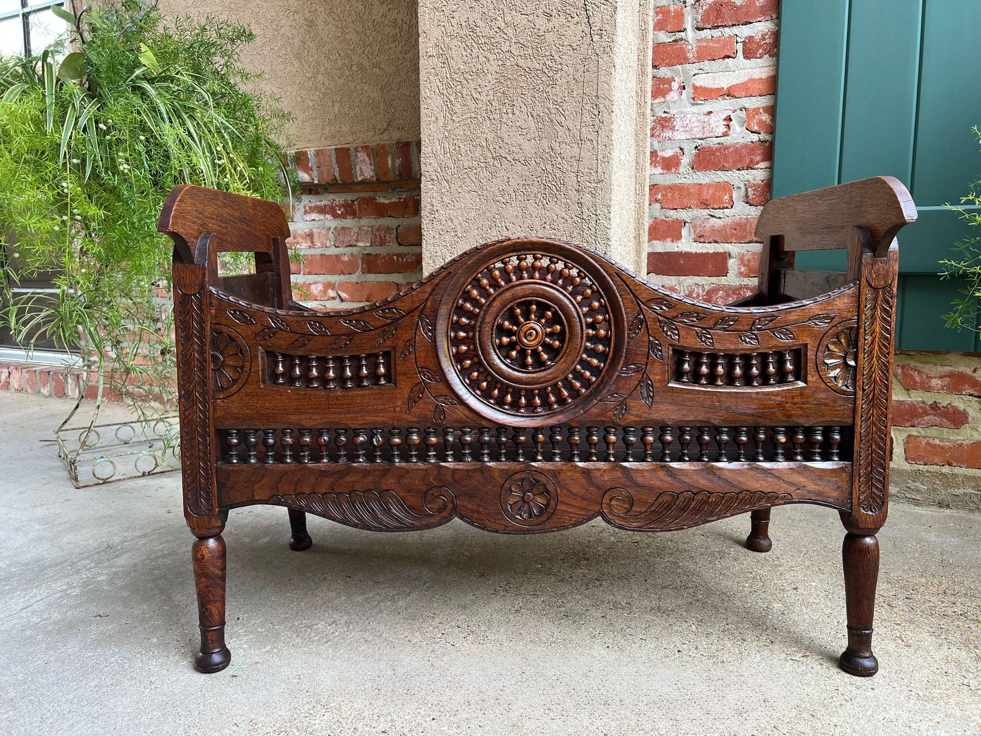 Stile provenzale Antique French Carved Planter Breton Brittany Oak Doll Bed Fireside Box c1890 in vendita