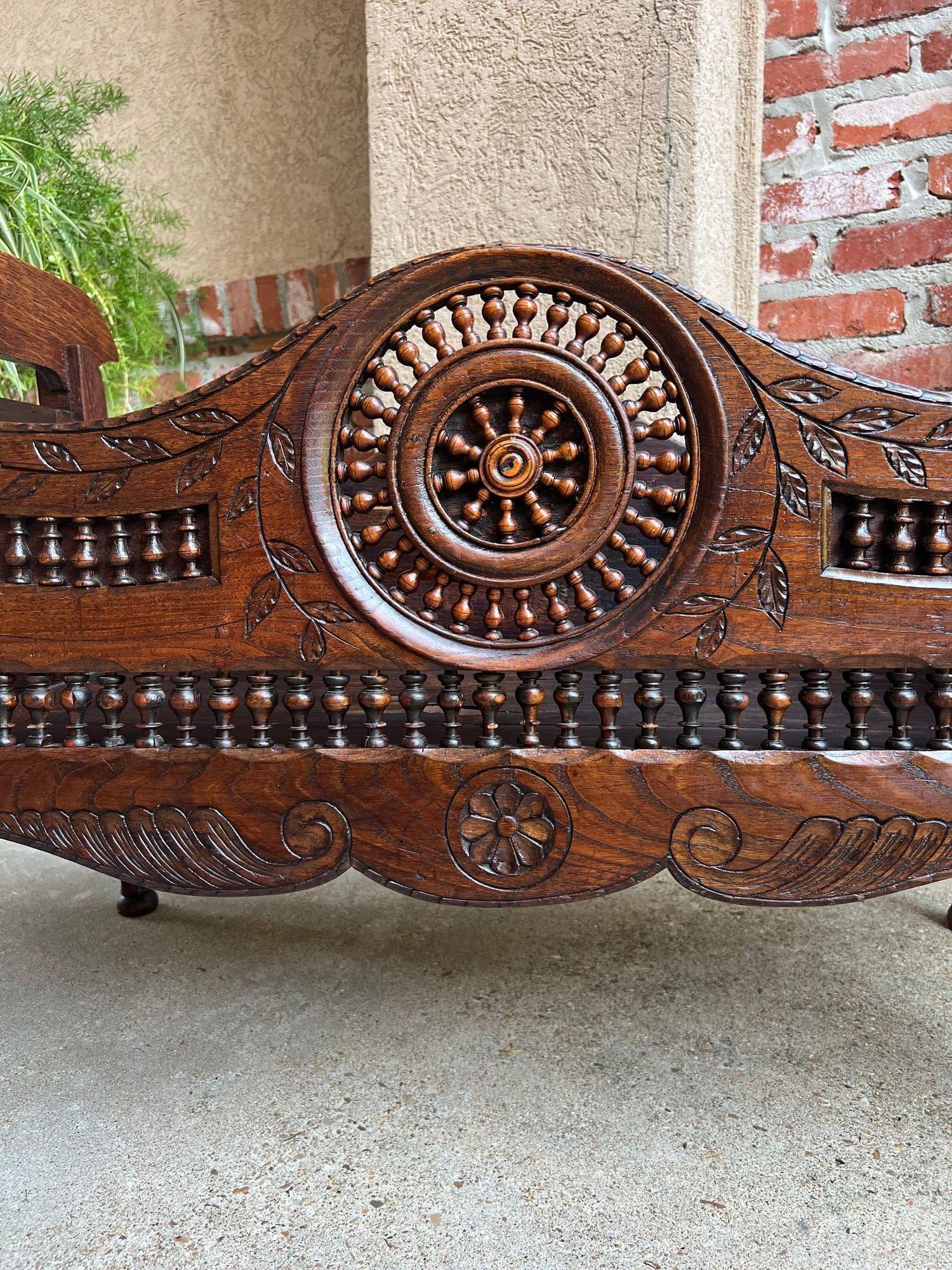 Antique French Carved Planter Breton Brittany Oak Doll Bed Fireside Box c1890 In condizioni buone in vendita a Shreveport, LA