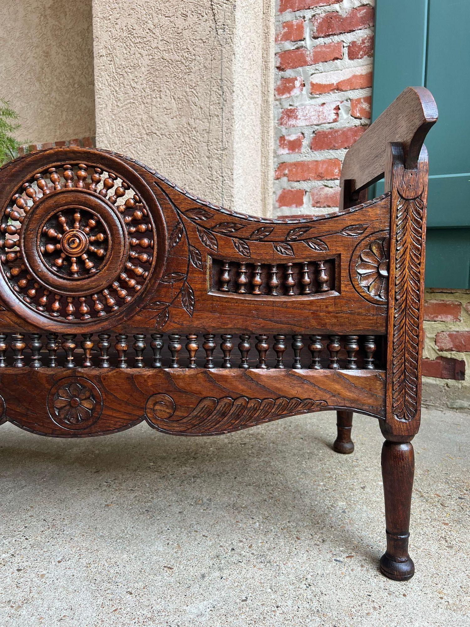 Fine XIX secolo Antique French Carved Planter Breton Brittany Oak Doll Bed Fireside Box c1890 in vendita
