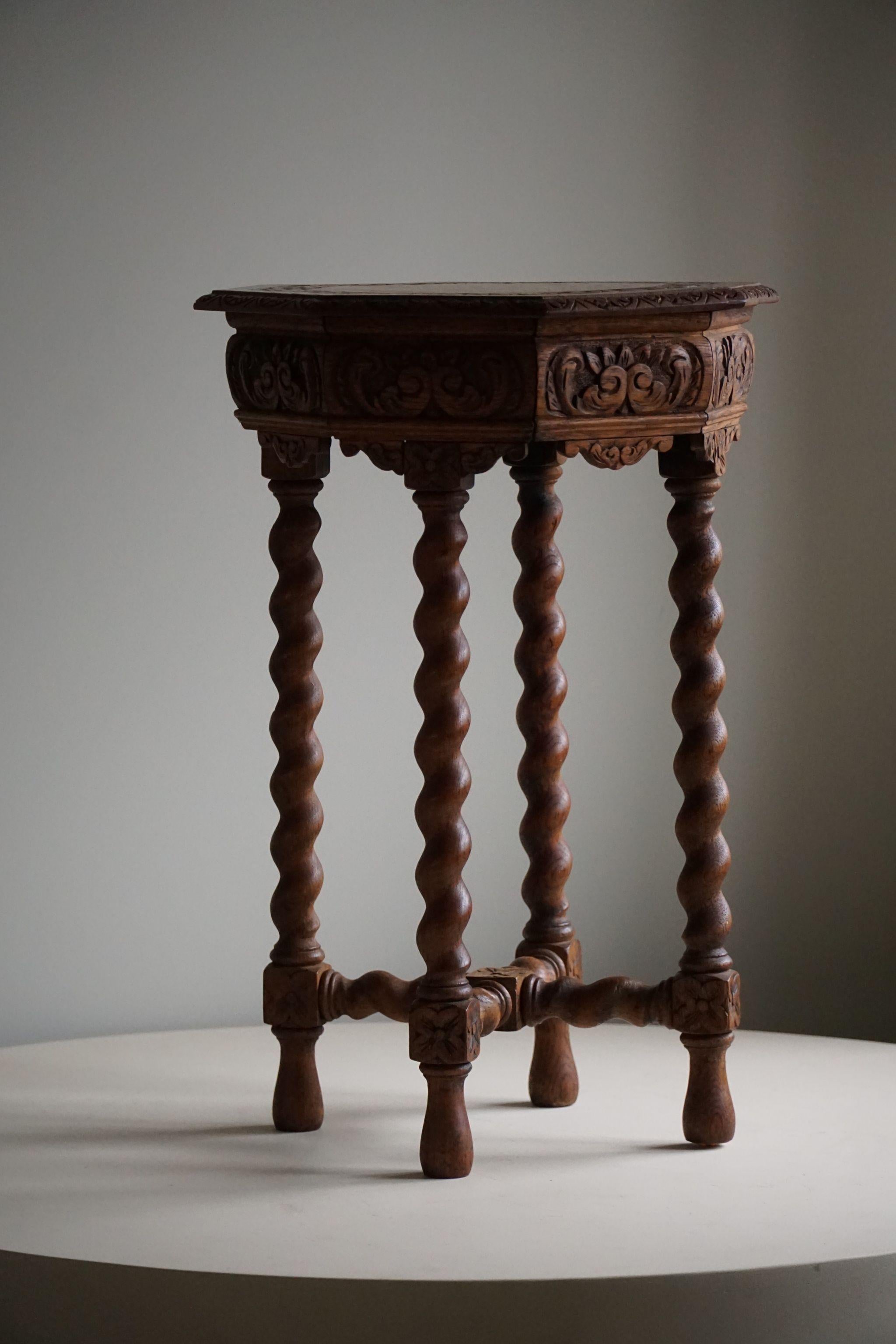 Ancienne table d'appoint française sculptée en chêne, pieds torsadés Barley, 19ème siècle  en vente 4