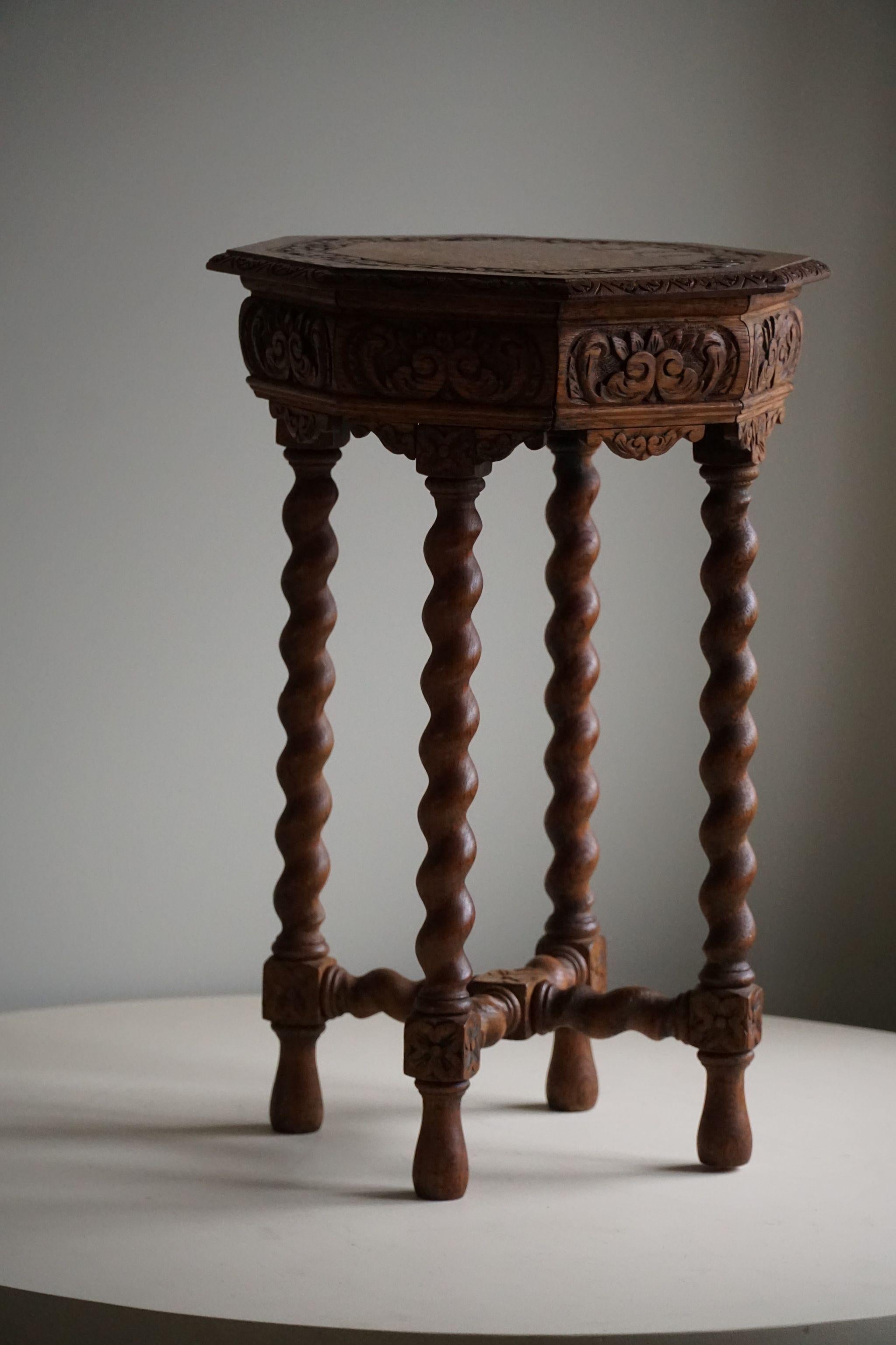 Ancienne table d'appoint française sculptée en chêne, pieds torsadés Barley, 19ème siècle  en vente 5