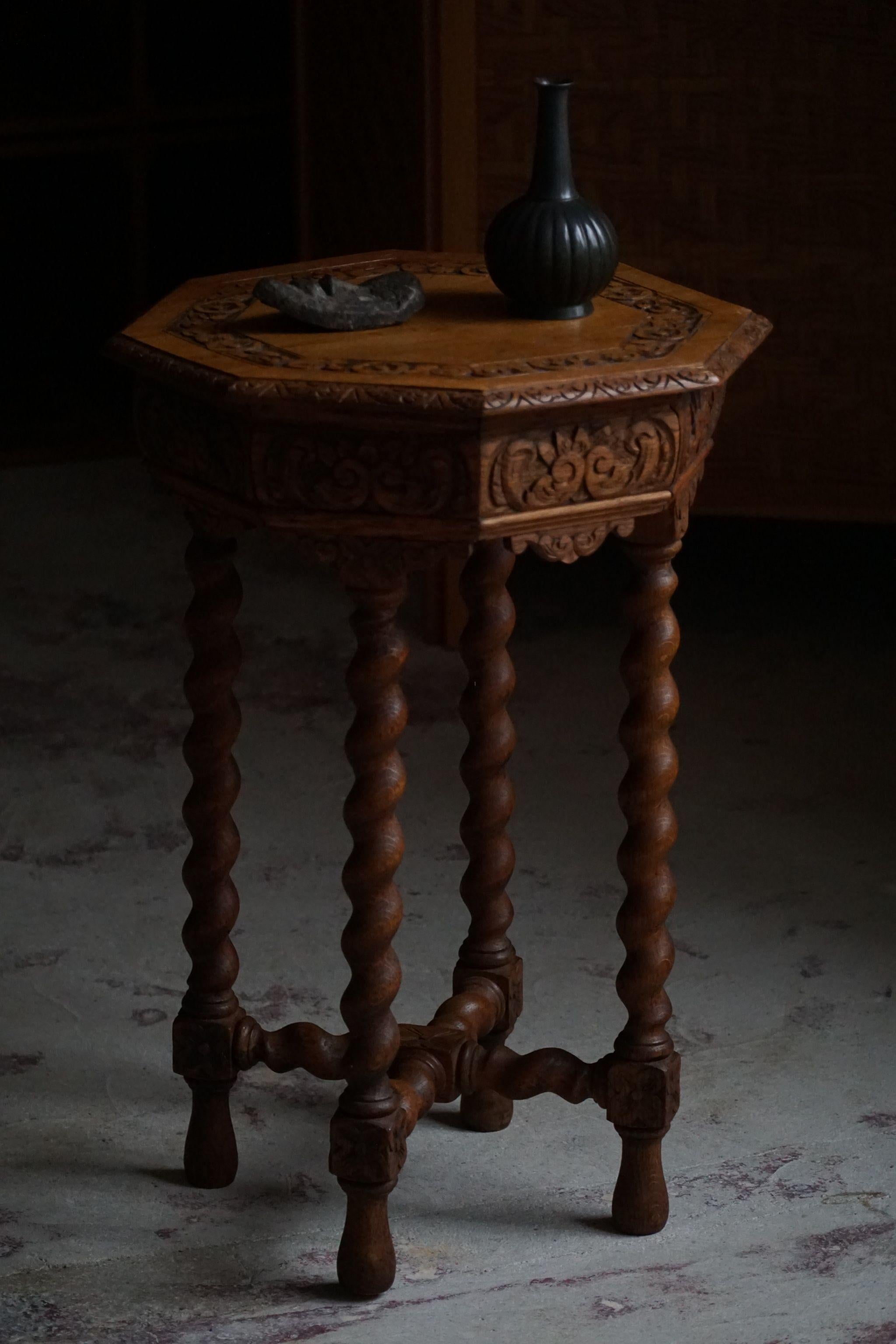 Ancienne table d'appoint française sculptée en chêne, pieds torsadés Barley, 19ème siècle  en vente 1