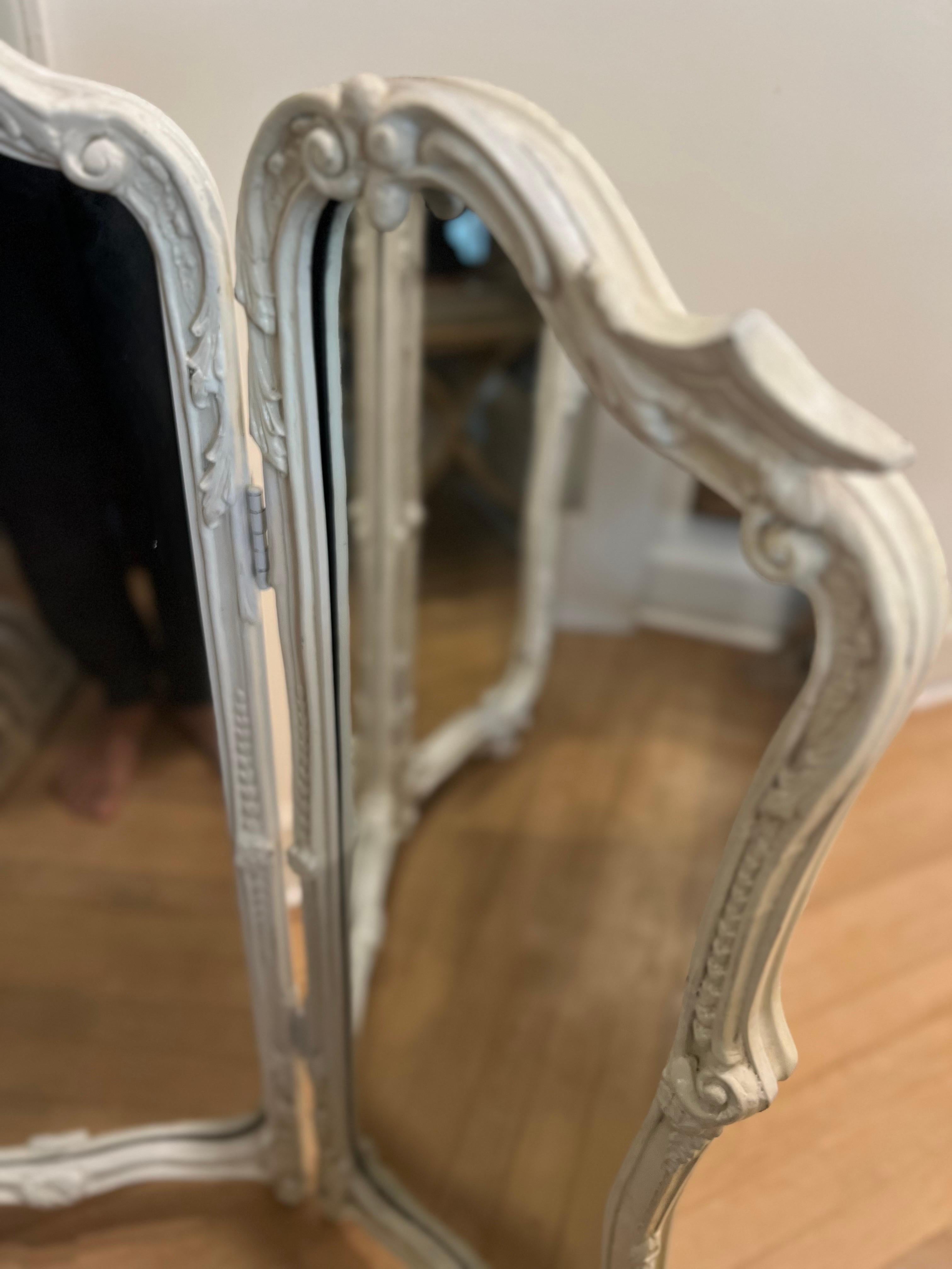 Antique miroir de coiffeuse français sculpté à trois volets - Laque blanche en vente 4