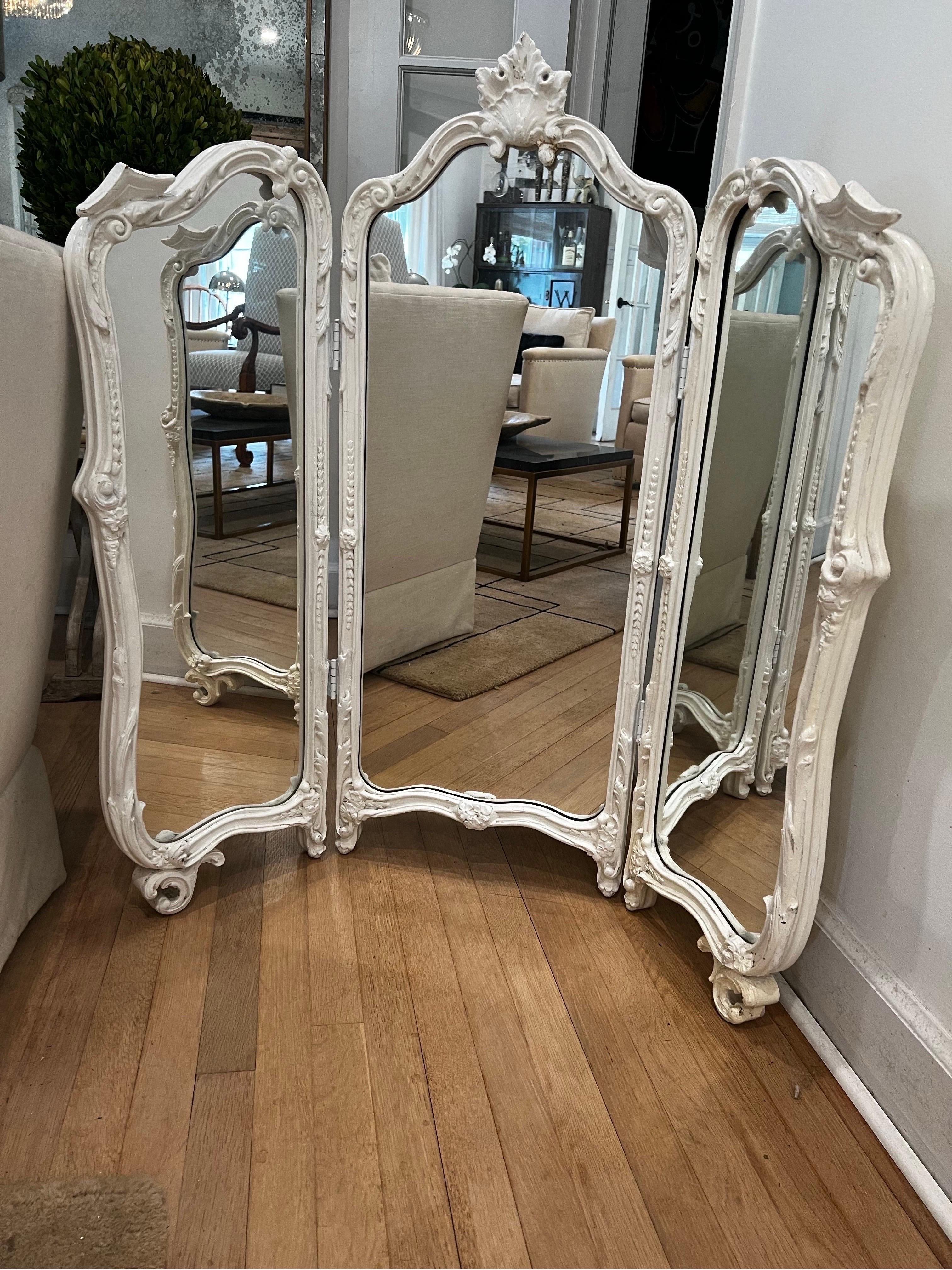 Rococo Antique miroir de coiffeuse français sculpté à trois volets - Laque blanche en vente