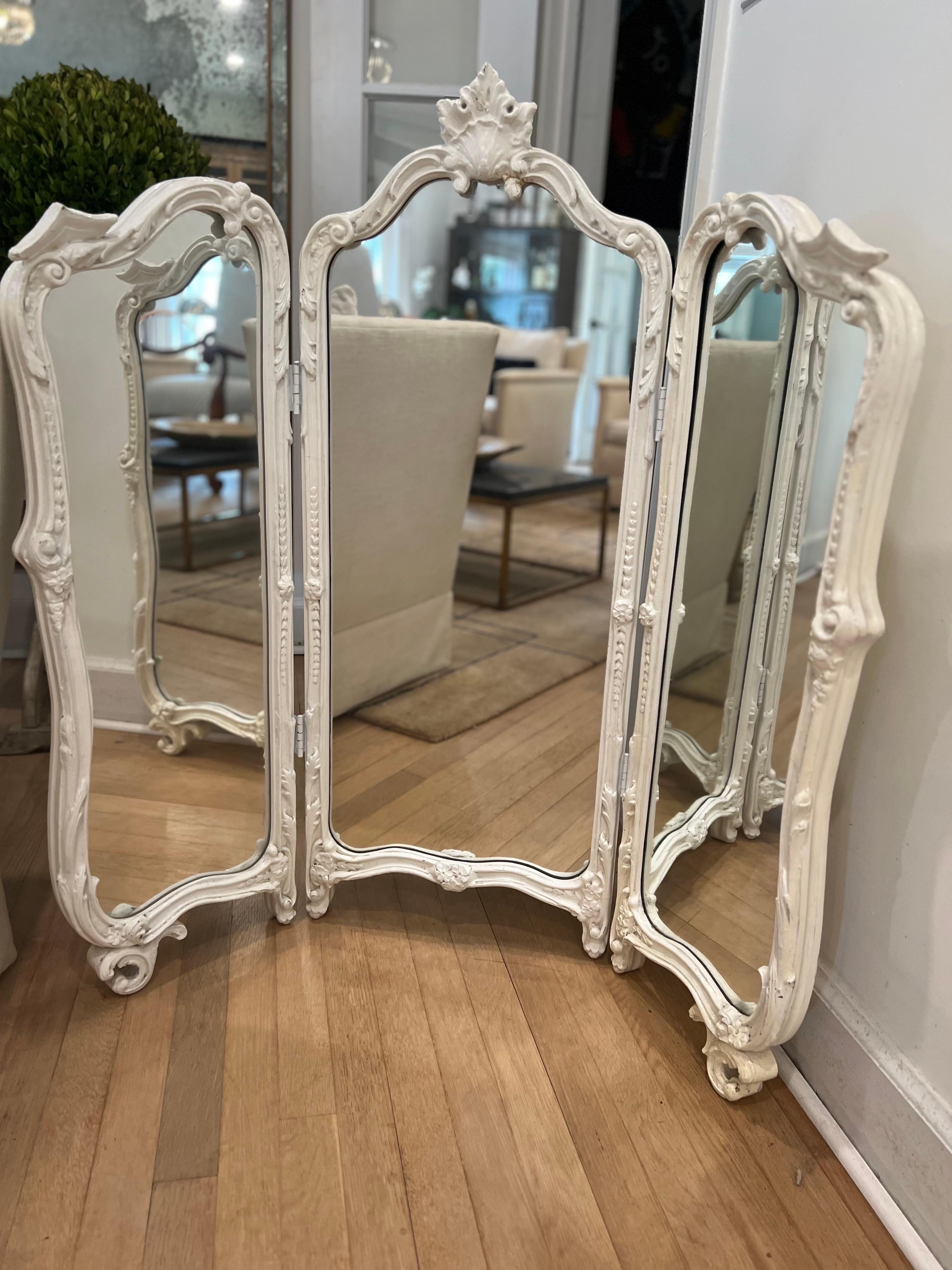 Français Antique miroir de coiffeuse français sculpté à trois volets - Laque blanche en vente