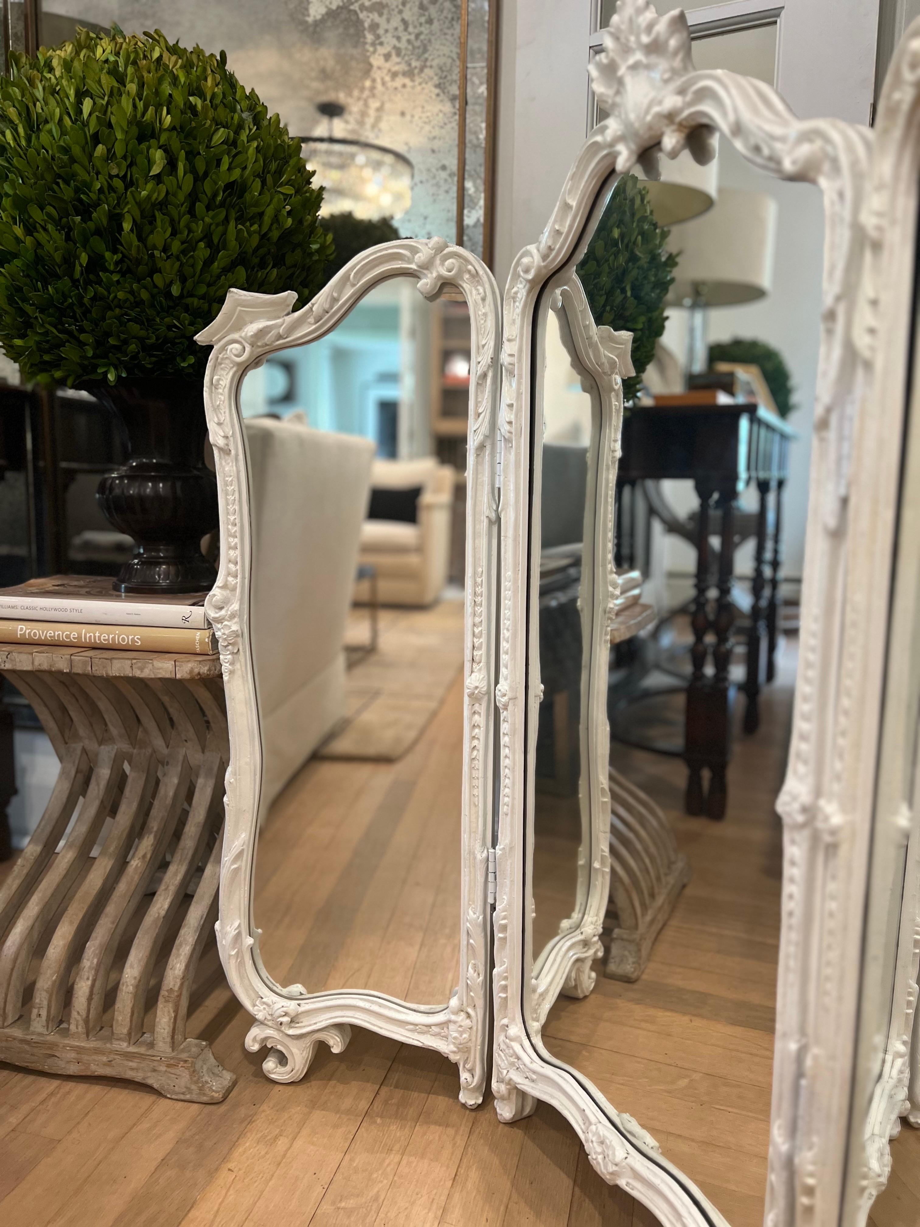 20ième siècle Antique miroir de coiffeuse français sculpté à trois volets - Laque blanche en vente