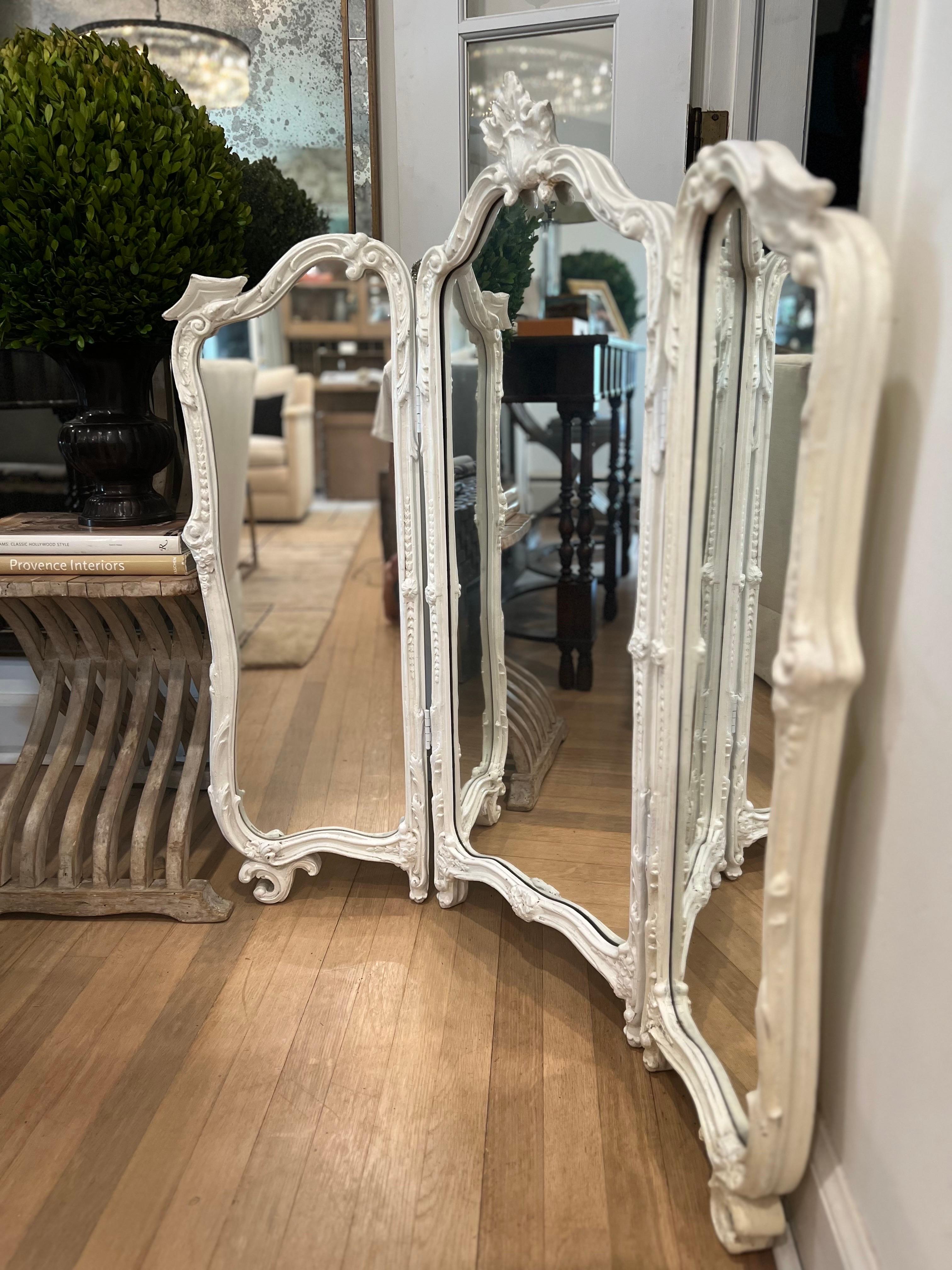 Bois Antique miroir de coiffeuse français sculpté à trois volets - Laque blanche en vente