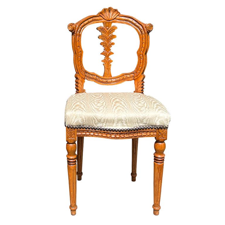 Une belle paire de petites chaises anciennes en bois sculpté à la main. Importée de France, cette paire de chaises d'appoint anciennes sera un fabuleux complément à une salle à manger ou à une coiffeuse. Chaque chaise est sculptée dans le bois et