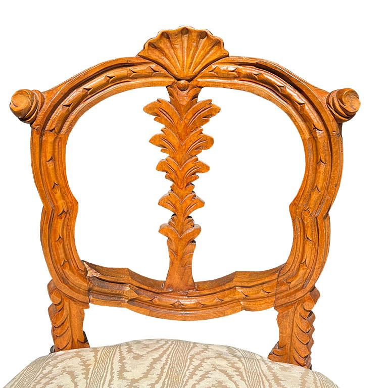 Hollywood Regency Paire de chaises anciennes françaises sculptées et tapissées en bois à motif de coquillages de grotte en vente
