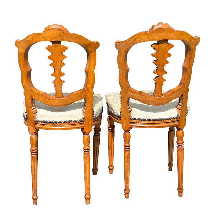 Français Paire de chaises anciennes françaises sculptées et tapissées en bois à motif de coquillages de grotte en vente