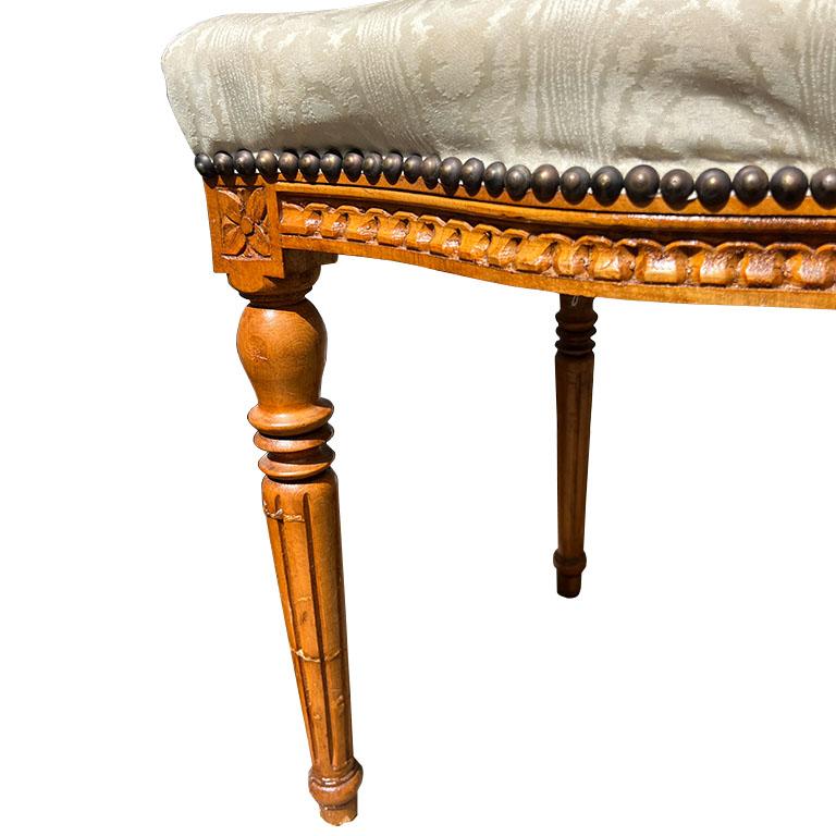 Paire de chaises anciennes françaises sculptées et tapissées en bois à motif de coquillages de grotte Bon état - En vente à Oklahoma City, OK