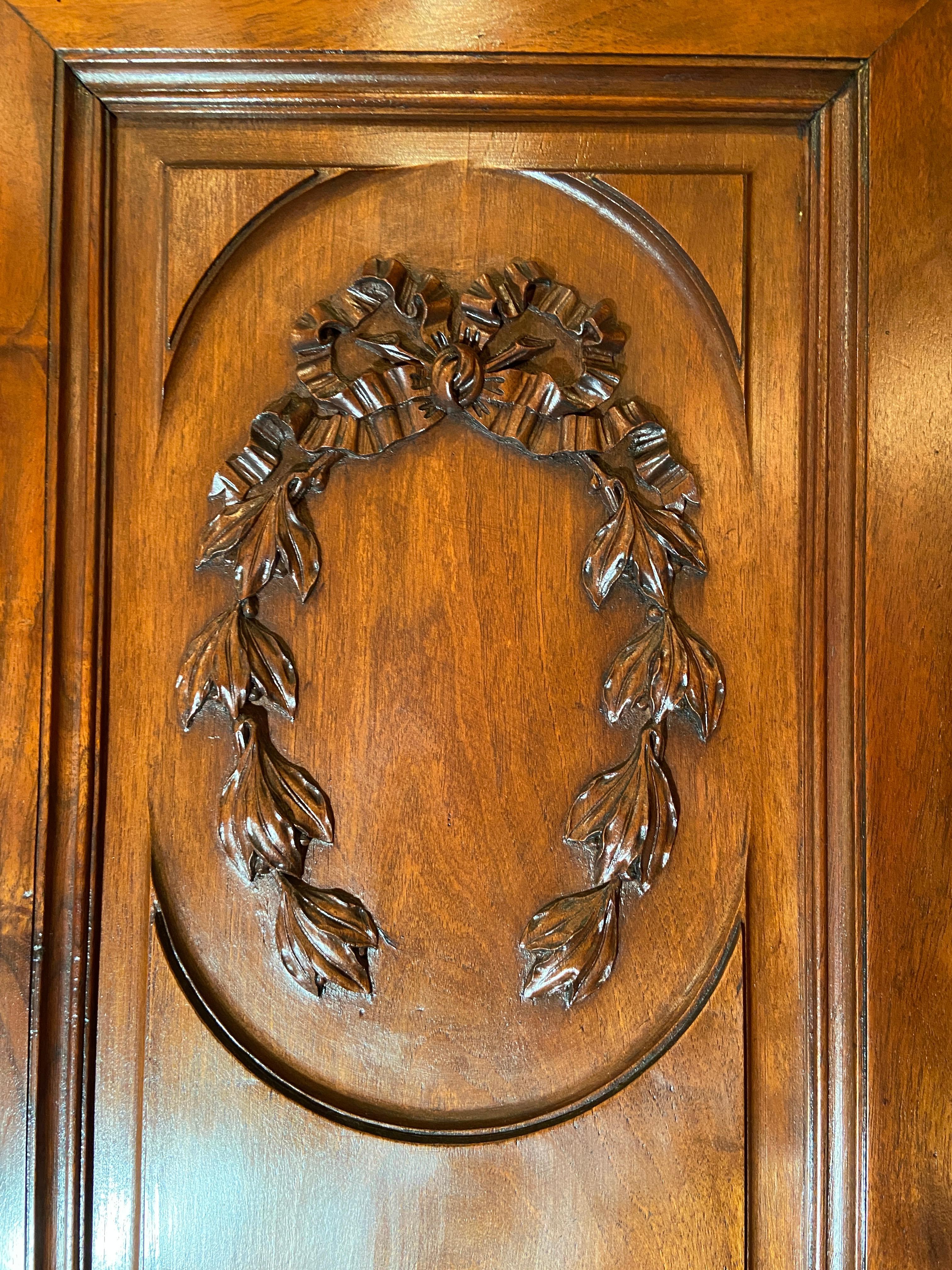 Ancienne armoire française en noyer bien sculptée avec porte en verre biseauté et panneau de miroir, vers 1875-1895.