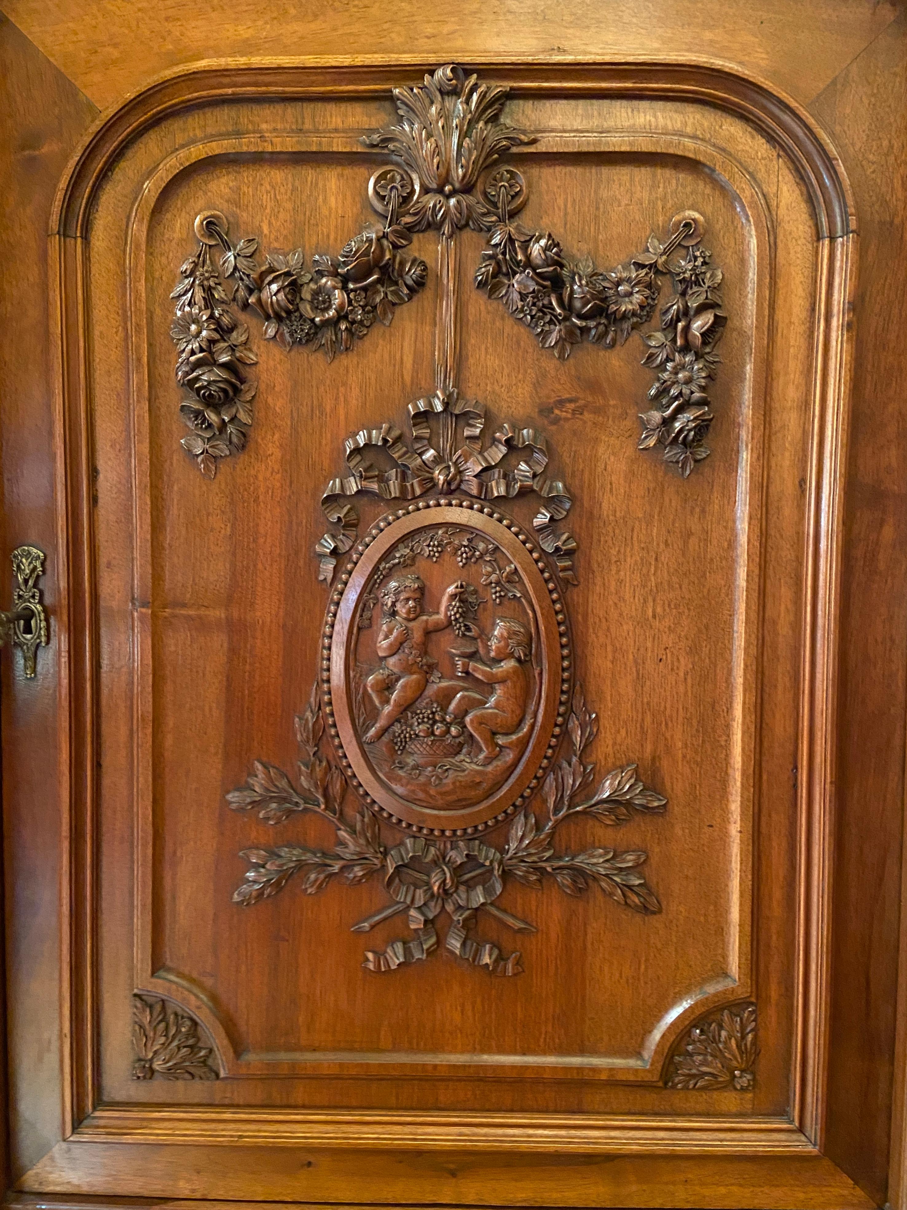 Ancienne armoire française en noyer sculpté, verre biseauté et miroir, vers 1875-1895 Bon état - En vente à New Orleans, LA