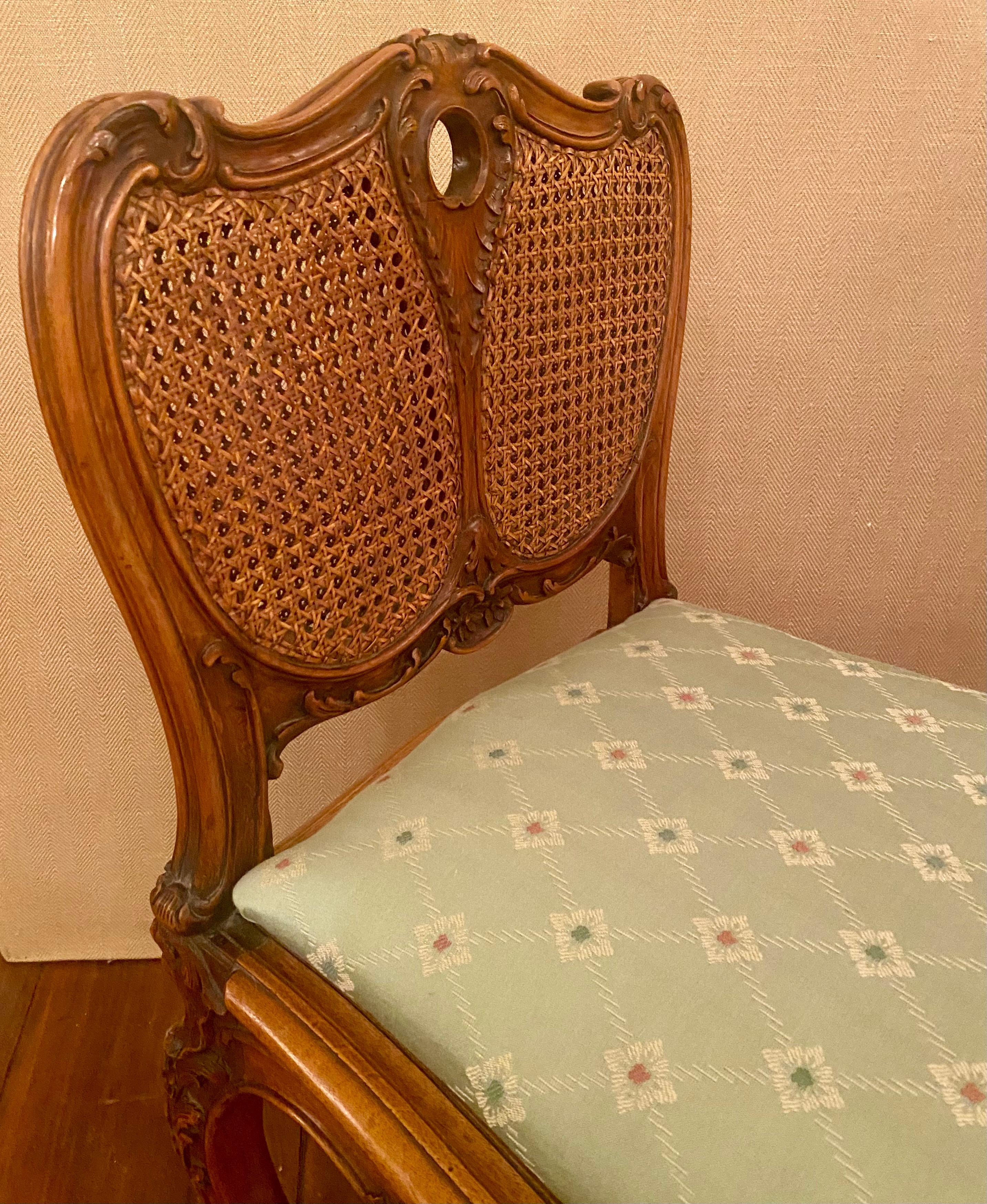 Français Banc ancien français en noyer sculpté et cannage avec coussin, vers les années 1880 en vente