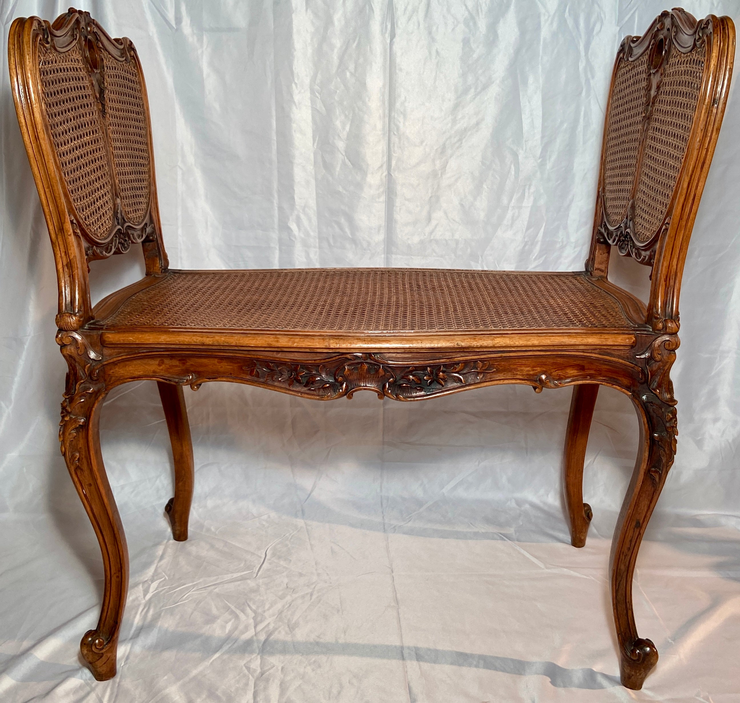 Banc ancien français en noyer sculpté et cannage avec coussin, vers les années 1880 Bon état - En vente à New Orleans, LA