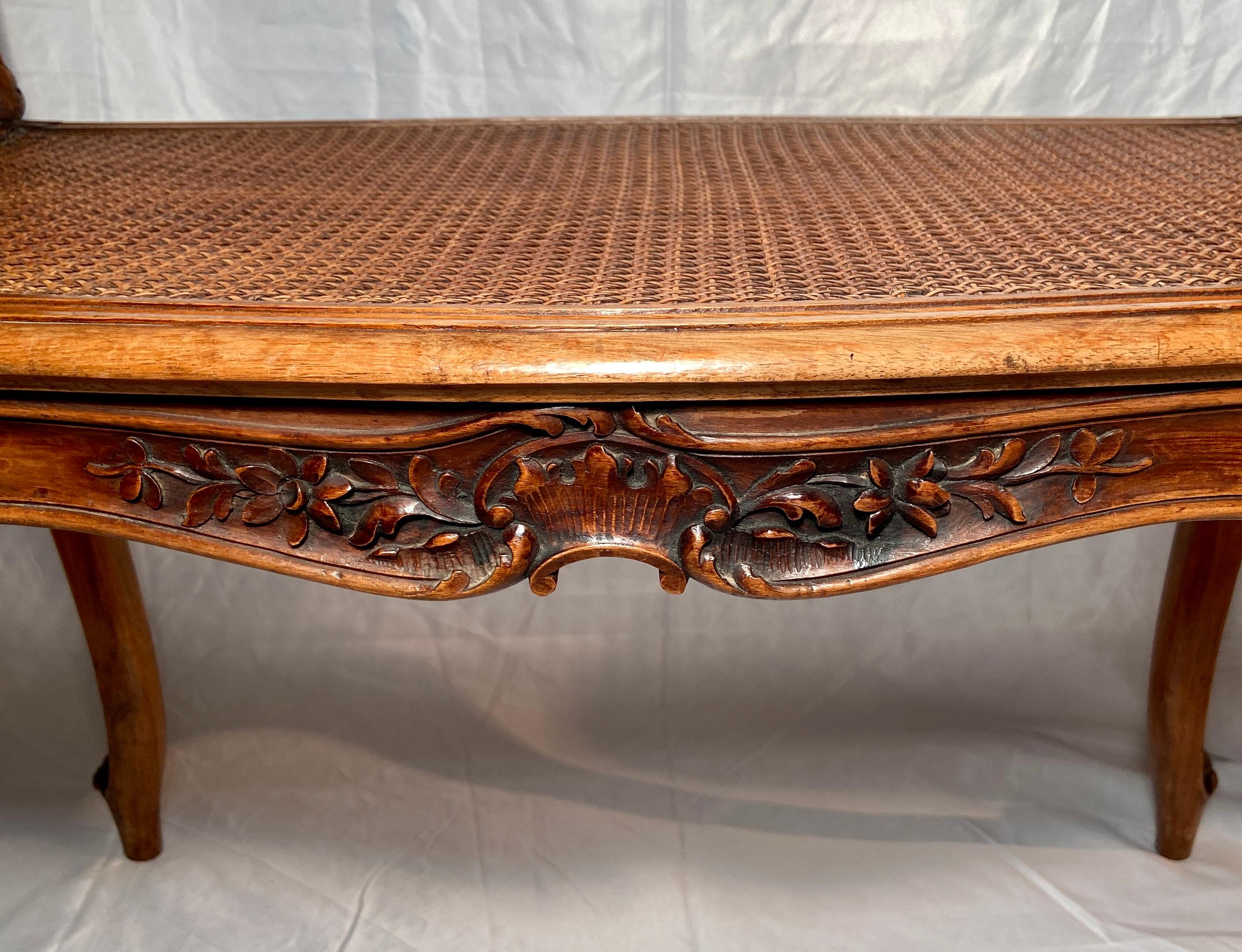 Canne Banc ancien français en noyer sculpté et cannage avec coussin, vers les années 1880 en vente
