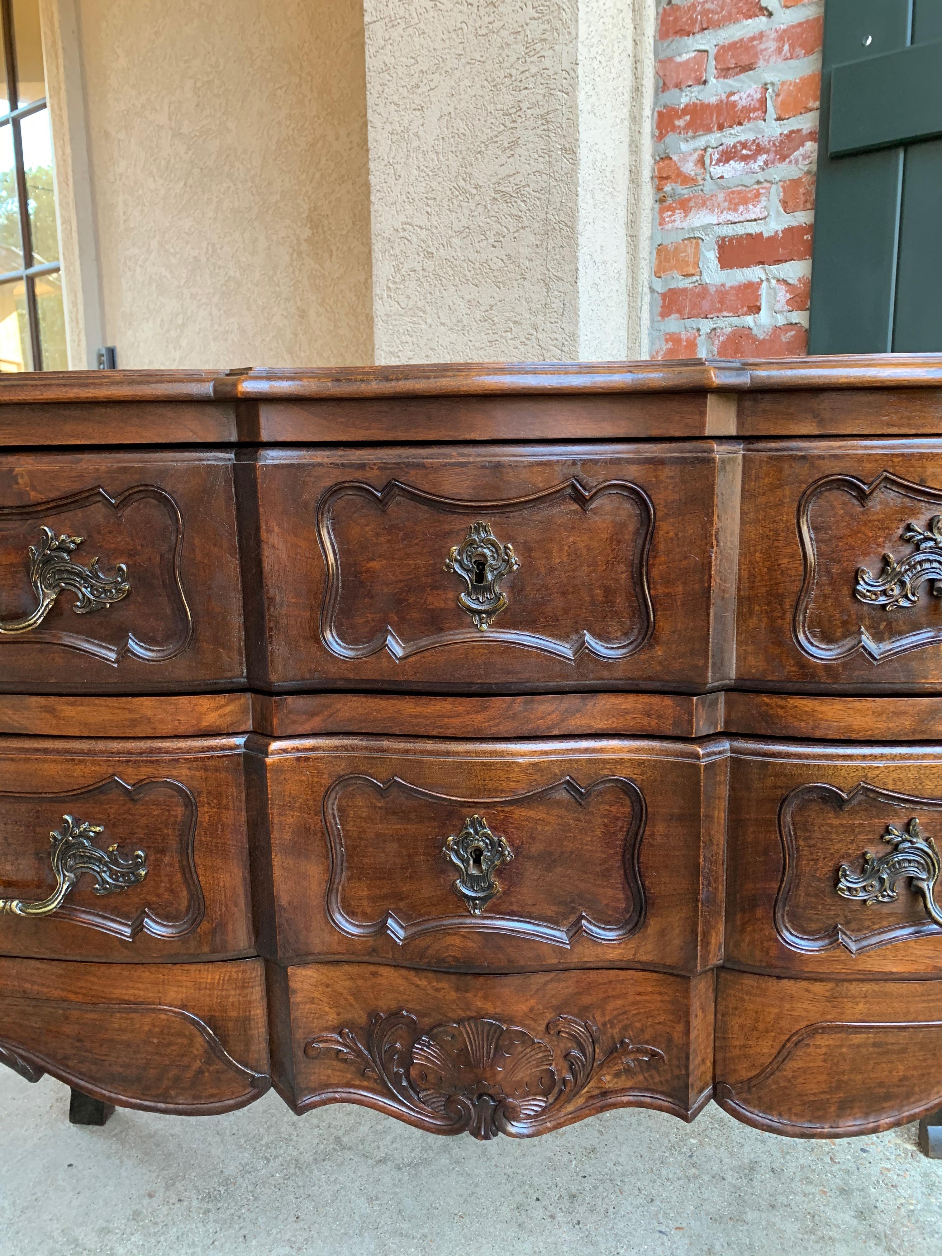 Antique French Carved Walnut Commode Chest of Drawers Sideboard Louis XV Style In Good Condition In Shreveport, LA