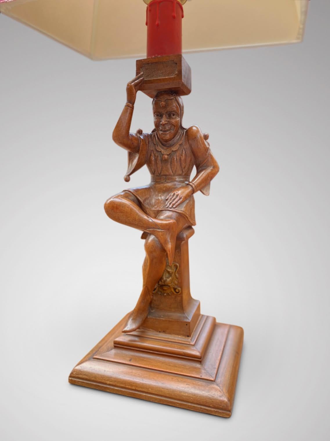 Français Ancienne lampe de table bouffon de cour française en noyer sculpté avec abat-jour rouge en vente