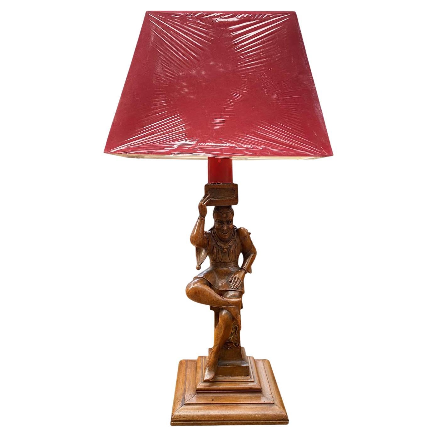 Ancienne lampe de table bouffon de cour française en noyer sculpté avec abat-jour rouge