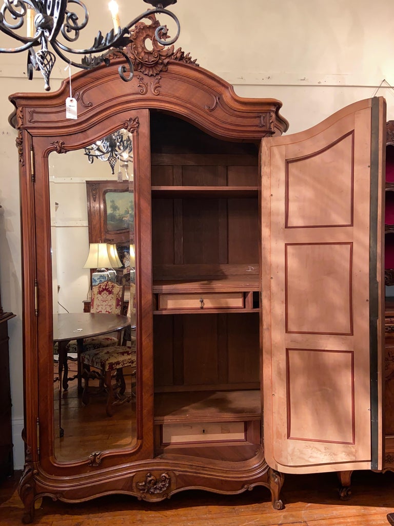 Ancienne armoire française à double porte en noyer sculpté avec miroirs
