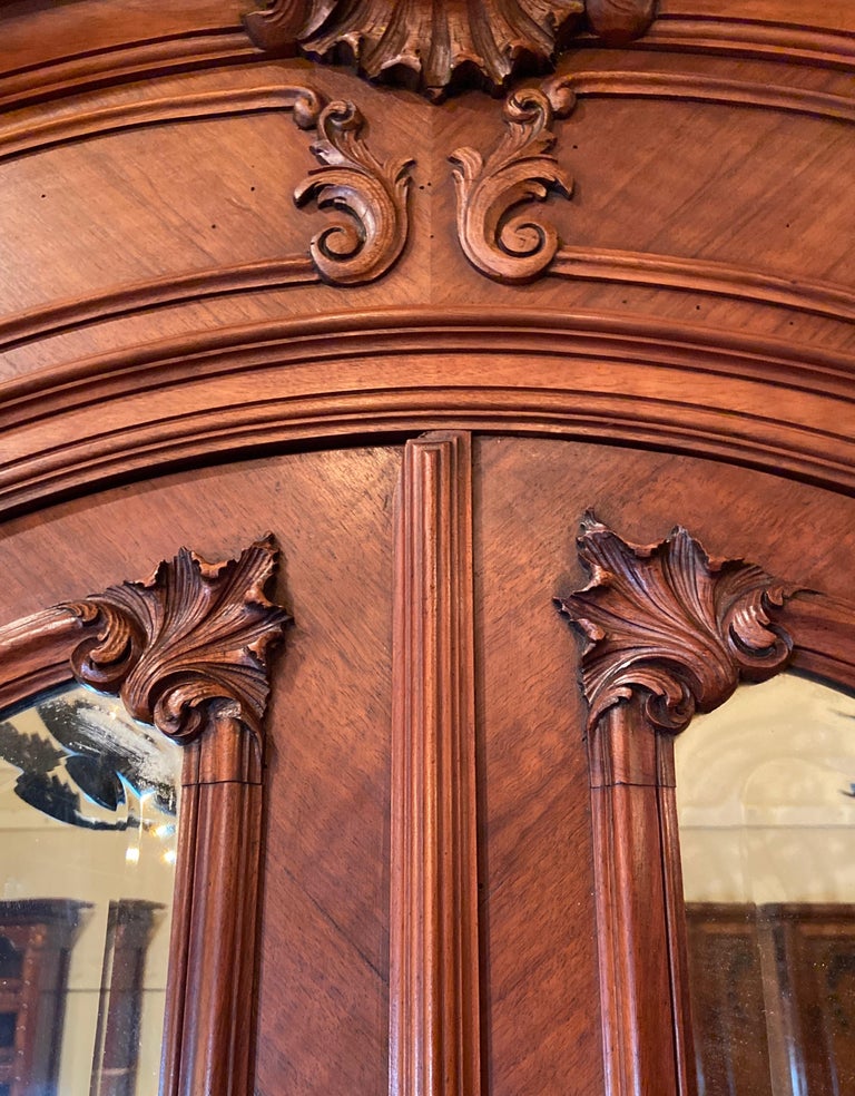 Ancienne armoire française à double porte en noyer sculpté avec miroirs