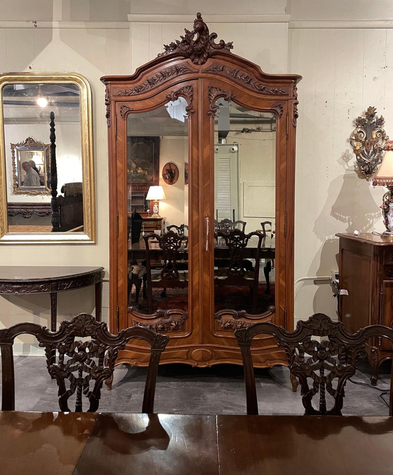 Ancienne armoire française à double porte en noyer sculpté avec miroirs  biseautés, vers 1890 En vente sur 1stDibs
