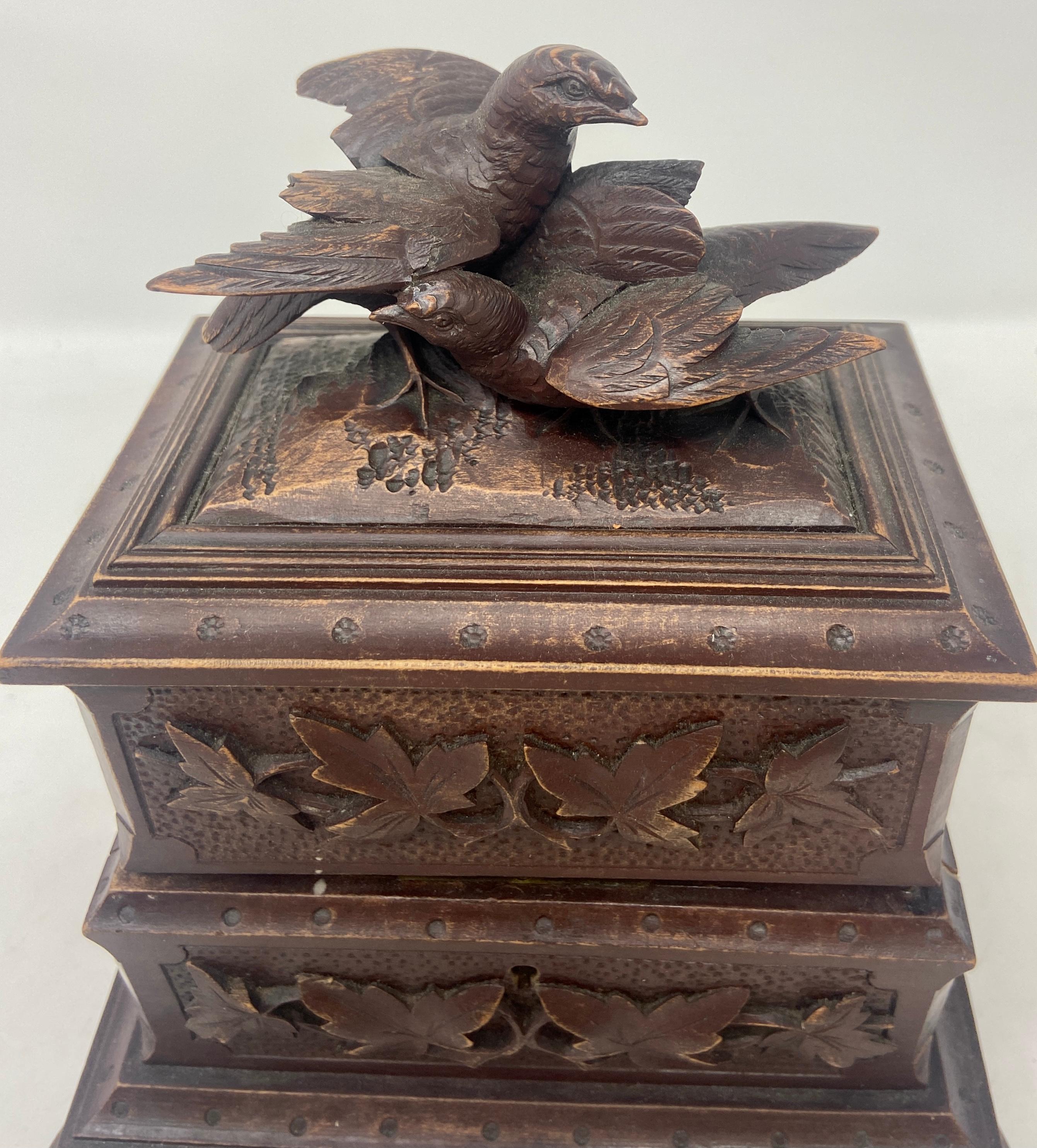 Boîte à bijoux française ancienne en noyer sculpté, Circa 1880-1890. Magnifiquement sculpté avec des inséparables et du feuillage, et avec 3 compartiments nouvellement doublés à l'intérieur.