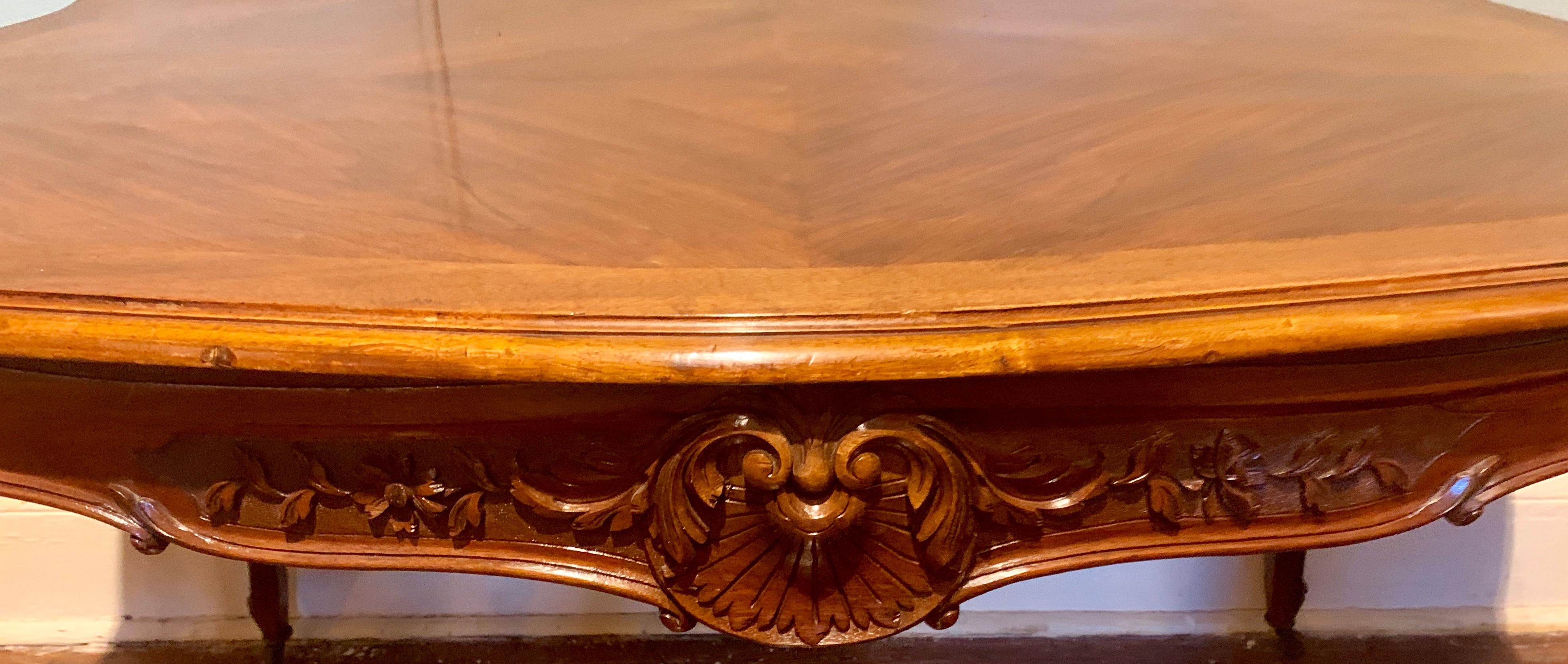 La sculpture de cette belle table est magnifique, tout comme le grain du noyer du plateau. 
 