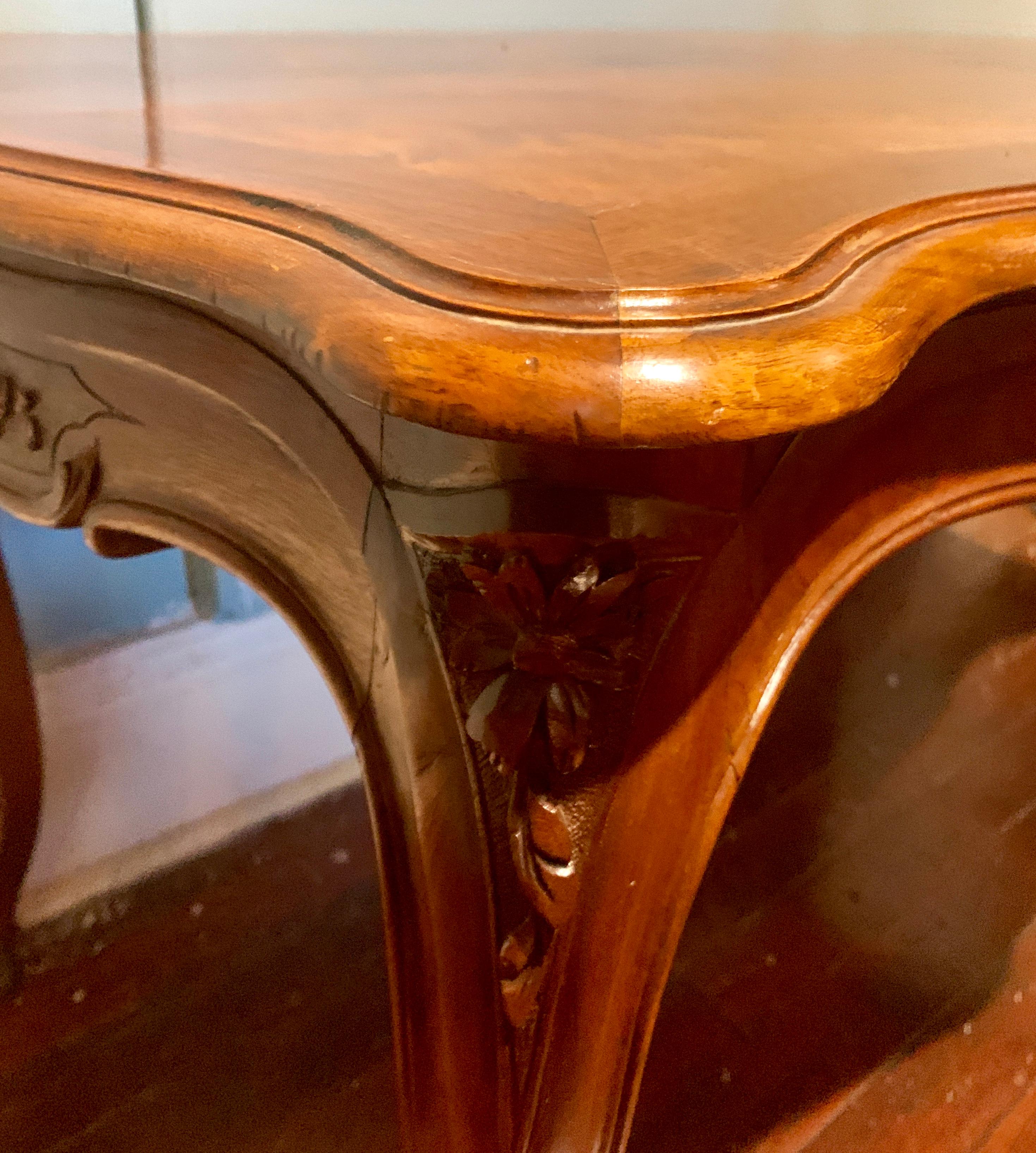 Regency Ancienne table de bibliothèque française en noyer sculpté en vente