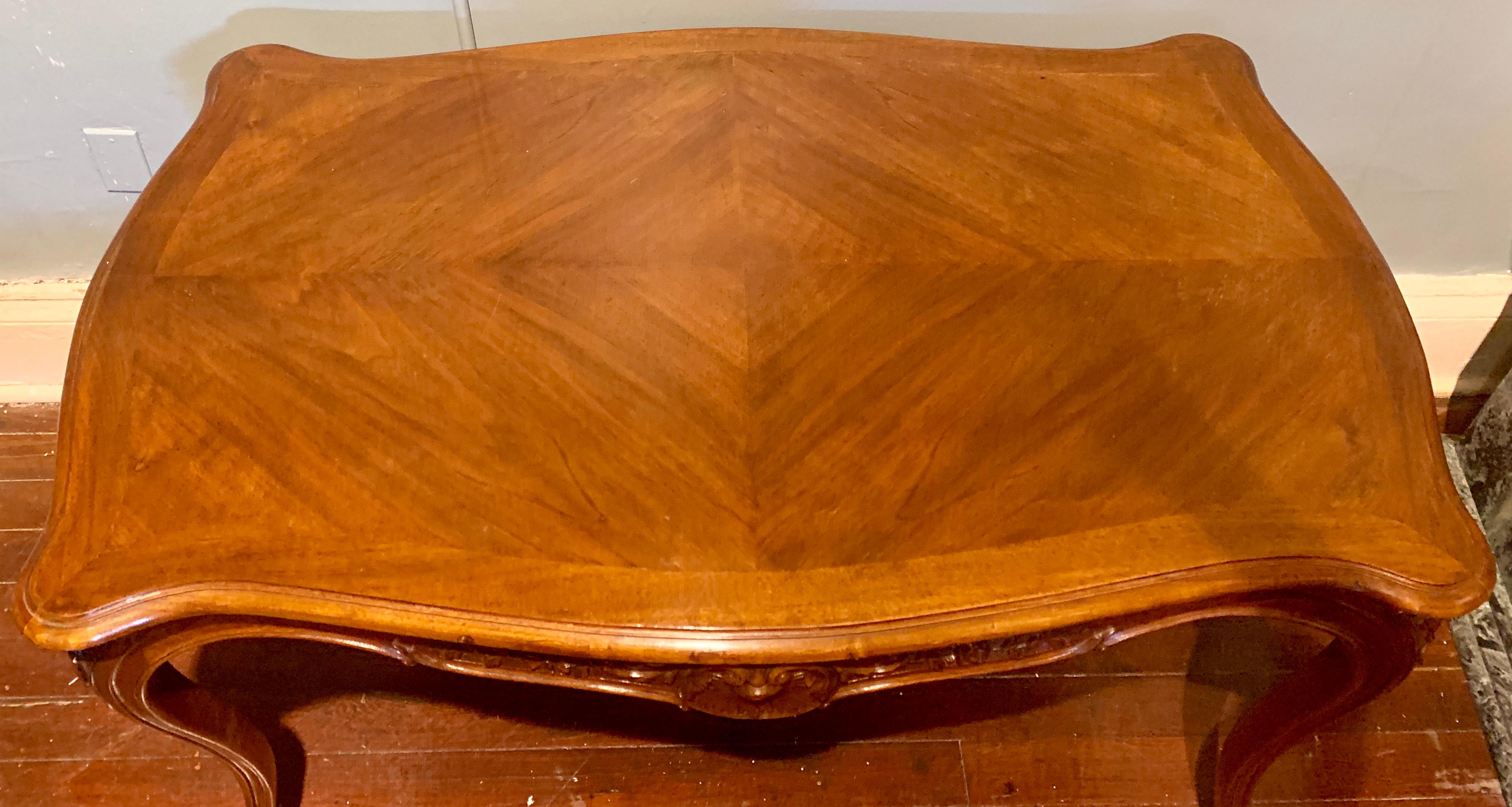 Français Ancienne table de bibliothèque française en noyer sculpté en vente