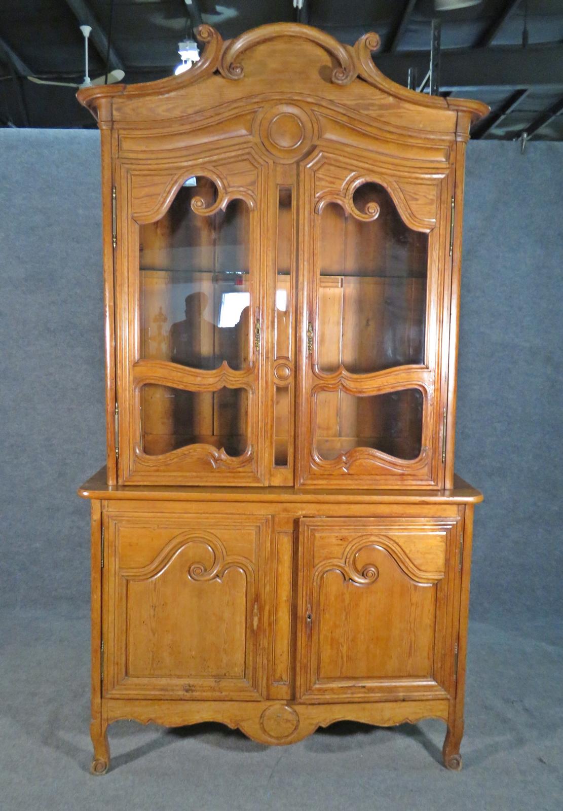 Antique French Carved Walnut Louis XV Lighted China Cabinet Vitrine, Circa 1890s For Sale 5