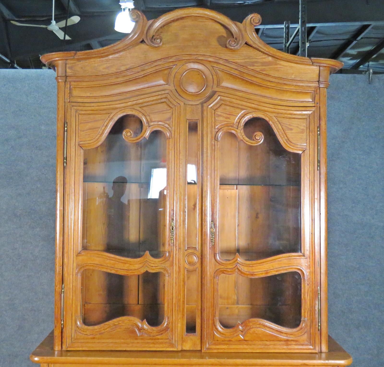 Antique French Carved Walnut Louis XV Lighted China Cabinet Vitrine, Circa 1890s In Good Condition For Sale In Swedesboro, NJ