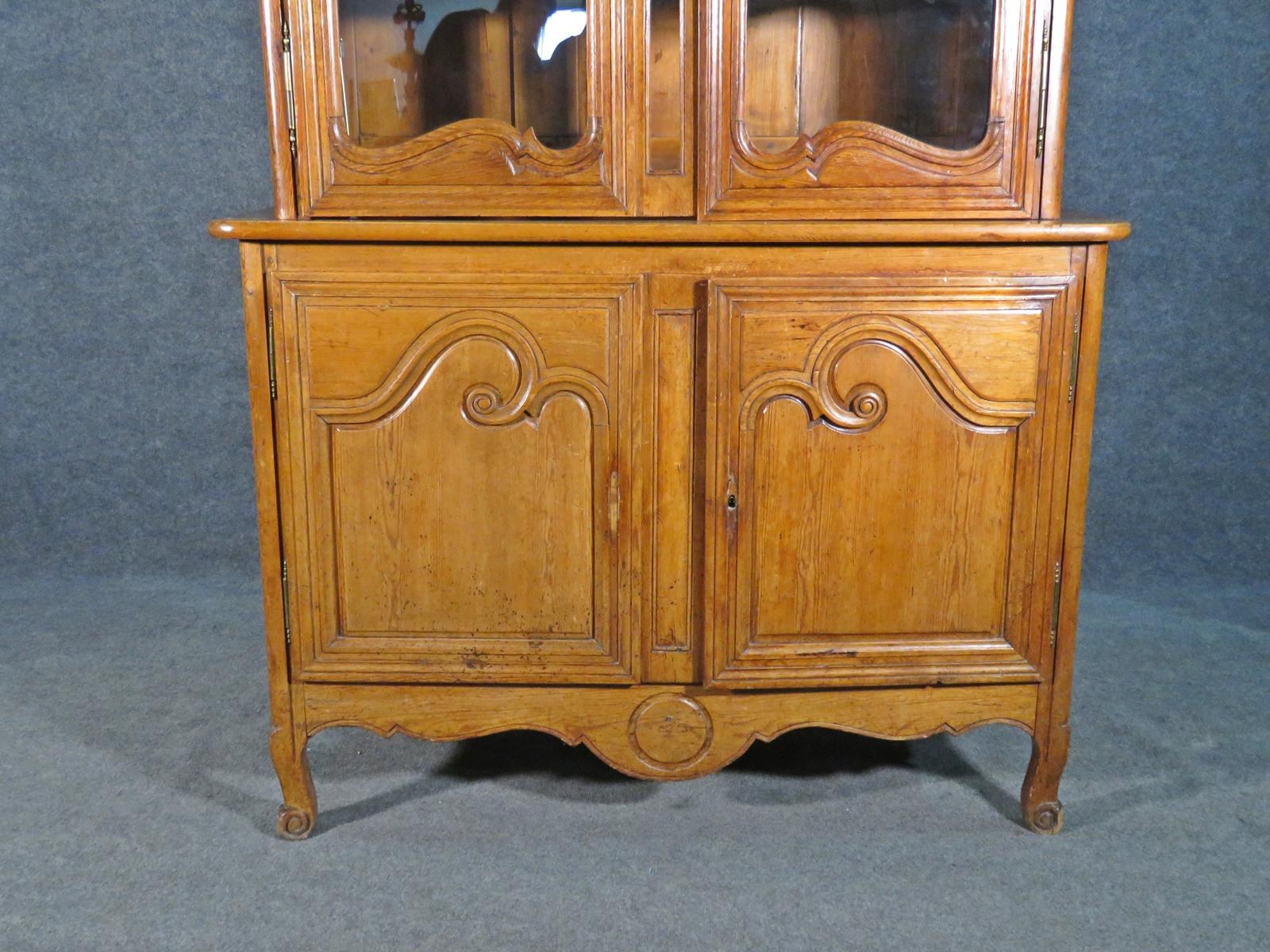 Late 19th Century Antique French Carved Walnut Louis XV Lighted China Cabinet Vitrine, Circa 1890s For Sale