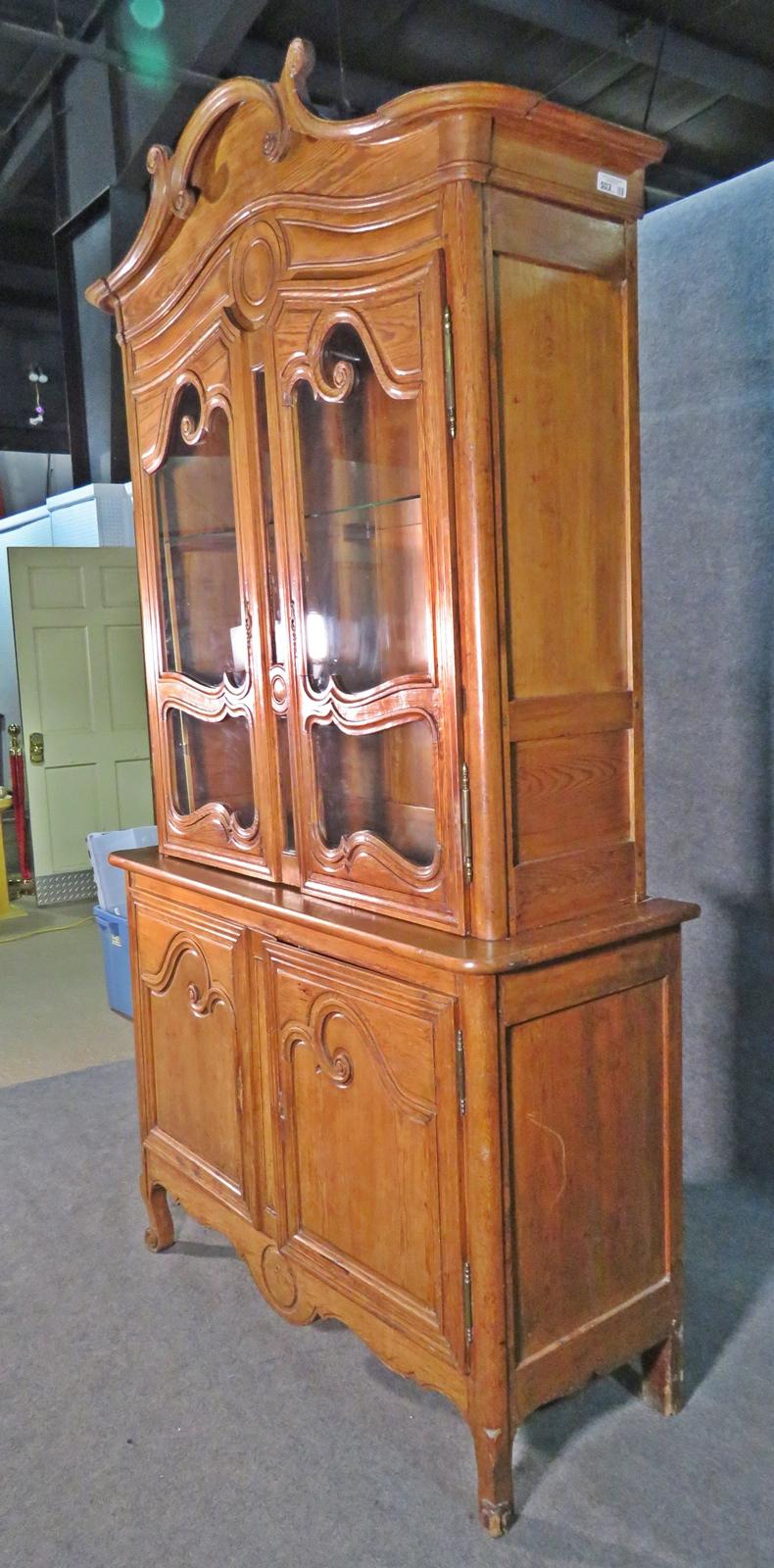 Antique French Carved Walnut Louis XV Lighted China Cabinet Vitrine, Circa 1890s For Sale 3
