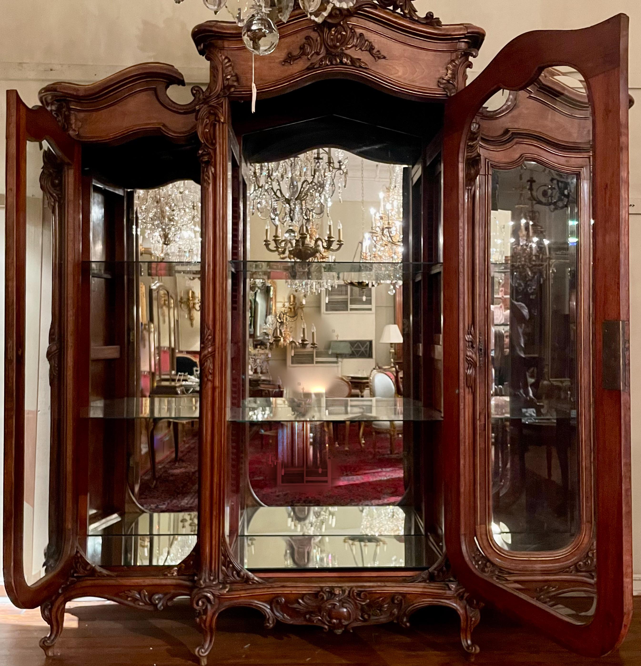 Ancienne armoire française sculptée 