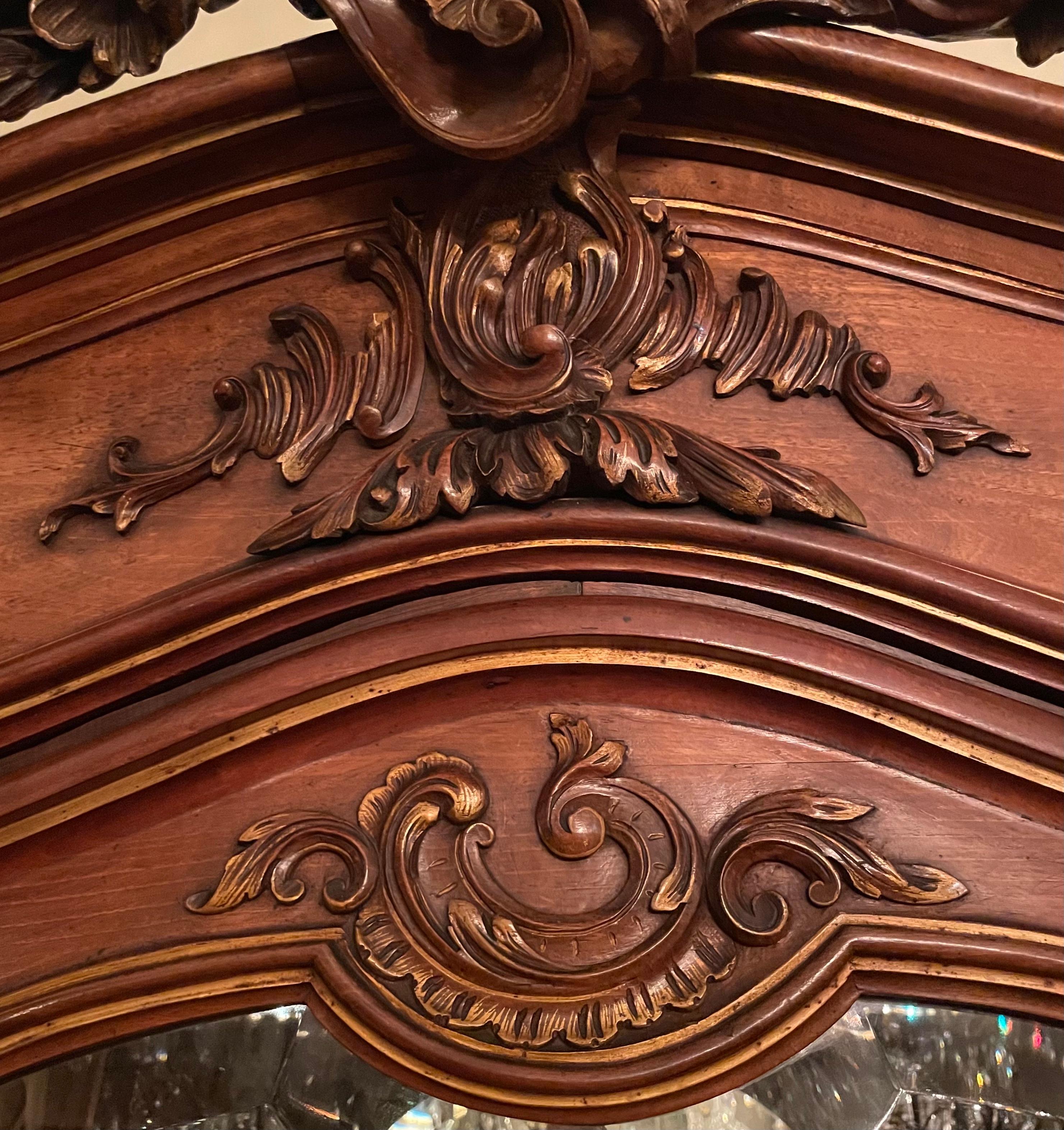 Antiker französischer geschnitzter „Massiver“-Schrank aus Walnussholz mit abgeschrägten Glastüren, um 1870 im Zustand „Gut“ im Angebot in New Orleans, LA