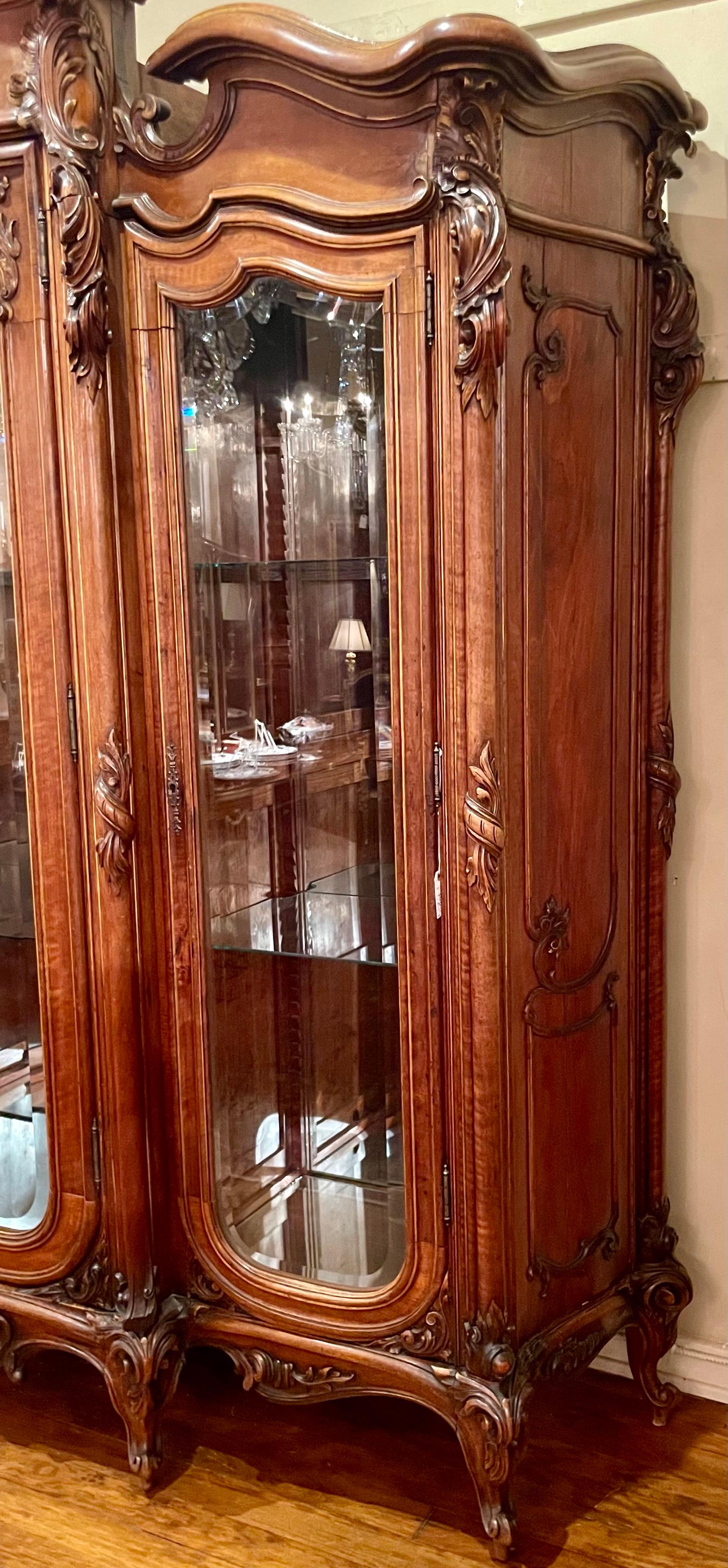 XIXe siècle Ancienne armoire française sculptée en « Walnut Massif » avec portes en verre biseauté, vers 1870 en vente