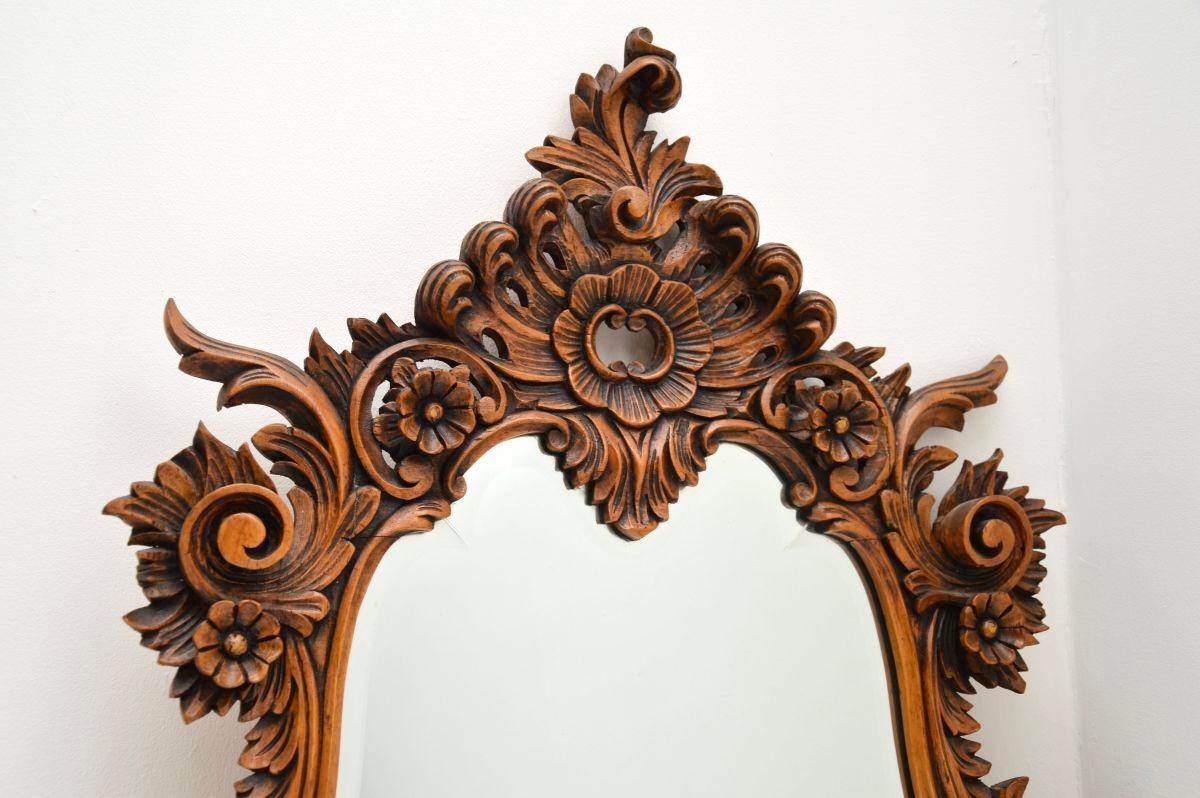 Un bellissimo specchio antico francese in noce intagliato in stile rococò, risalente agli anni '30 circa.

È di qualità superba, con splendidi intagli floreali. Lo specchio ha i bordi smussati, è di grandi dimensioni ed è un oggetto di grande