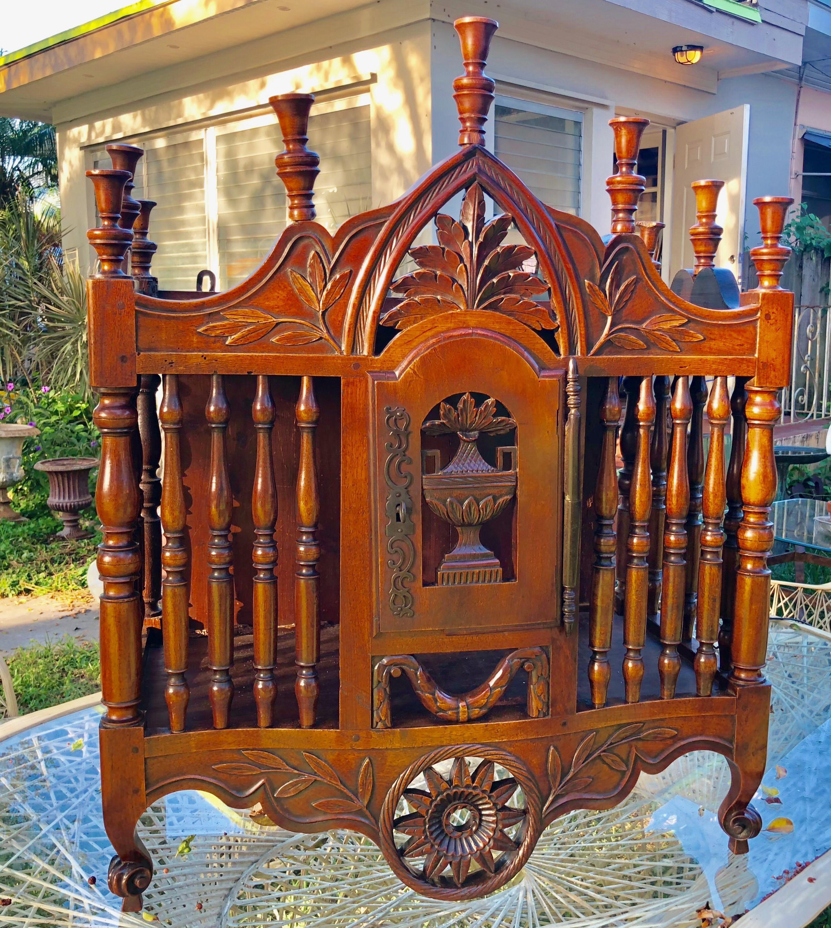 Antique French Carved Walnut Panetière In Good Condition For Sale In West Palm Beach, FL