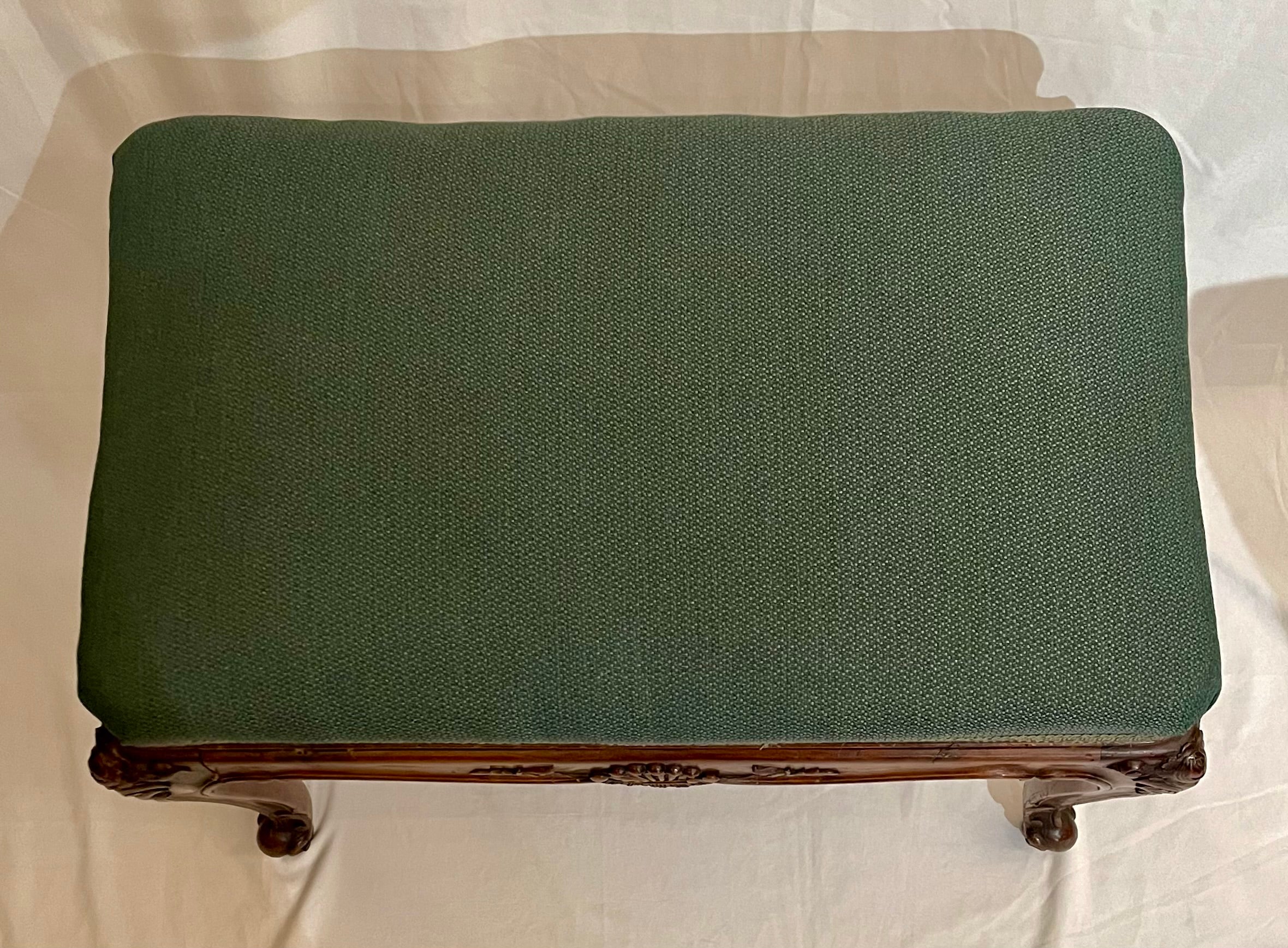 Ancien tabouret de piano en noyer sculpté, Circa 1900 Bon état - En vente à New Orleans, LA