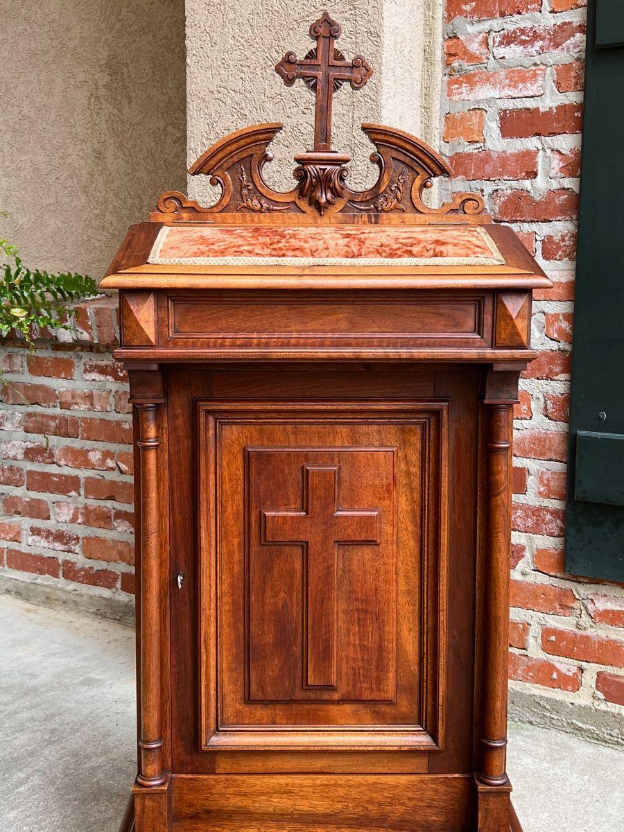 Antique French Carved Walnut Prayer Kneeler Prie Dieu Chapel Gothic Cabinet In Good Condition In Shreveport, LA