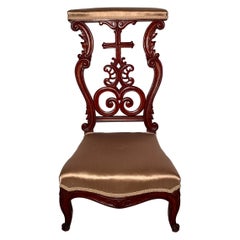Antique French Carved Walnut "Prie Dieu" o sedia da preghiera, circa 1880.
