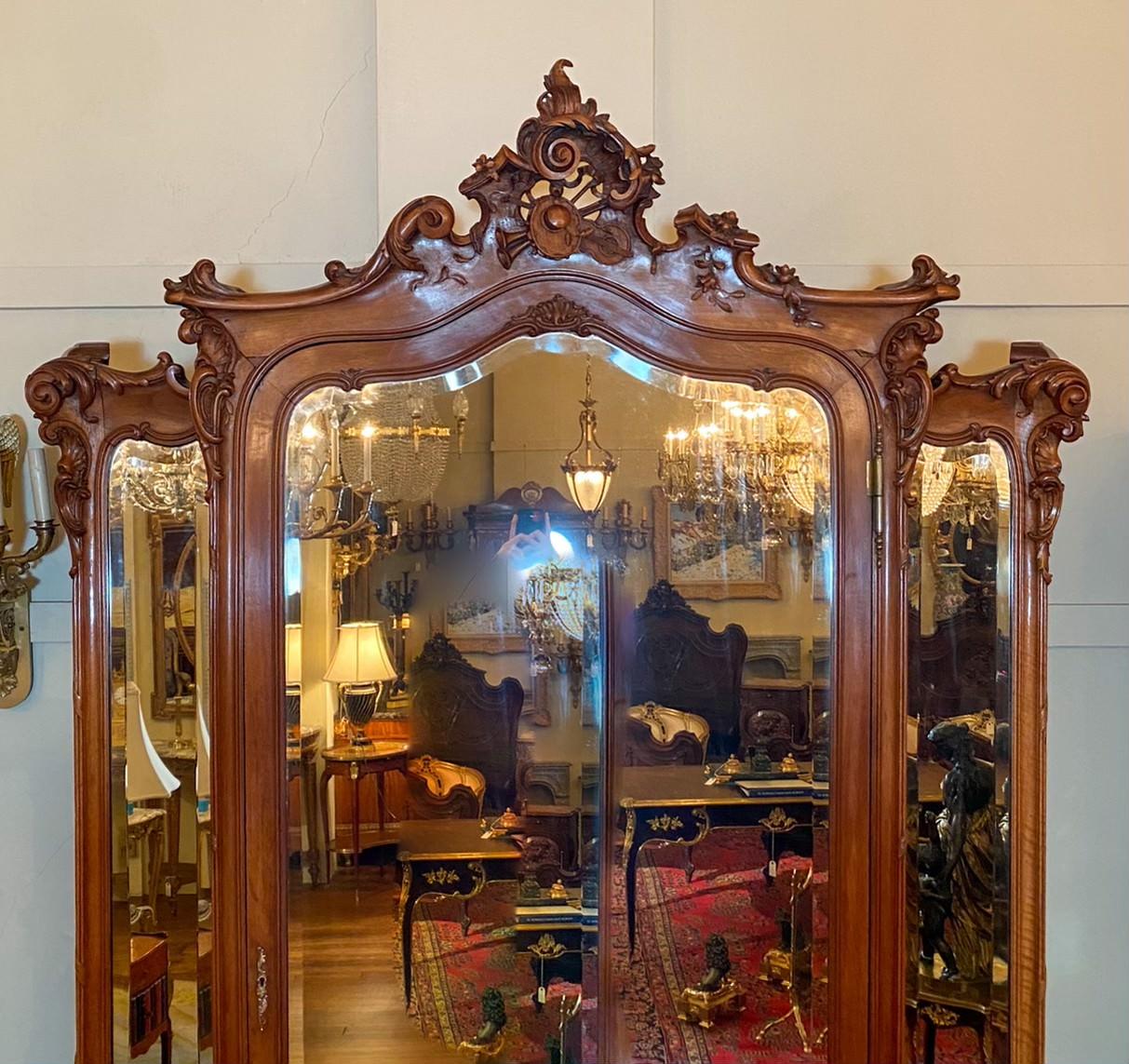 Antique French Carved Walnut Serpentine Armoire with Beveled Mirrors, Circa 1880 In Good Condition In New Orleans, LA